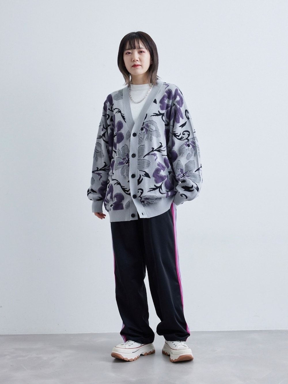 「カーディガン、コンバース、ビッグシルエット、花柄、converse、プチプラ、春、春コーデ、Junred、ラインパンツ」｜「JUNREDのパイルフラワールーズカーディガン（カーディガン/ボレロ、グレー系）」を使った、shioriさん（レディース・164cm）の春コーディネートの1枚目の写真