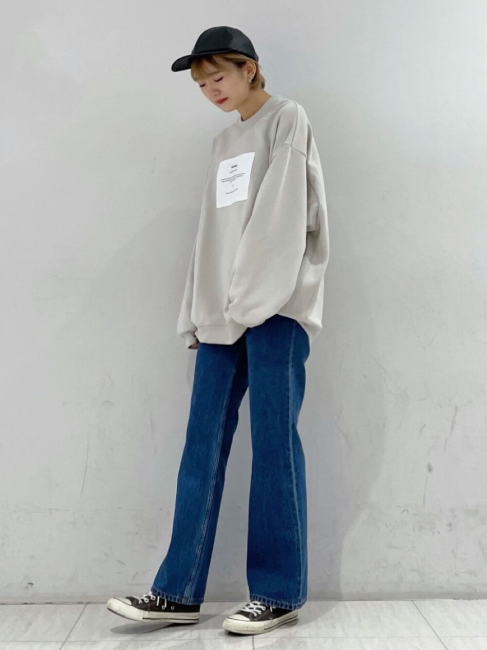 「スウェット、デニム、ビッグシルエット、秋のコーデ、休日スタイル、メンズライク、プチプラ、Junred、秋服準備はじめました、秋トレンド2021」｜「JUNREDのレタリング裏毛スウェット（スウェット、ホワイト系）」を使った、shioriさん（レディース・164cm）の秋コーディネートの1枚目の写真