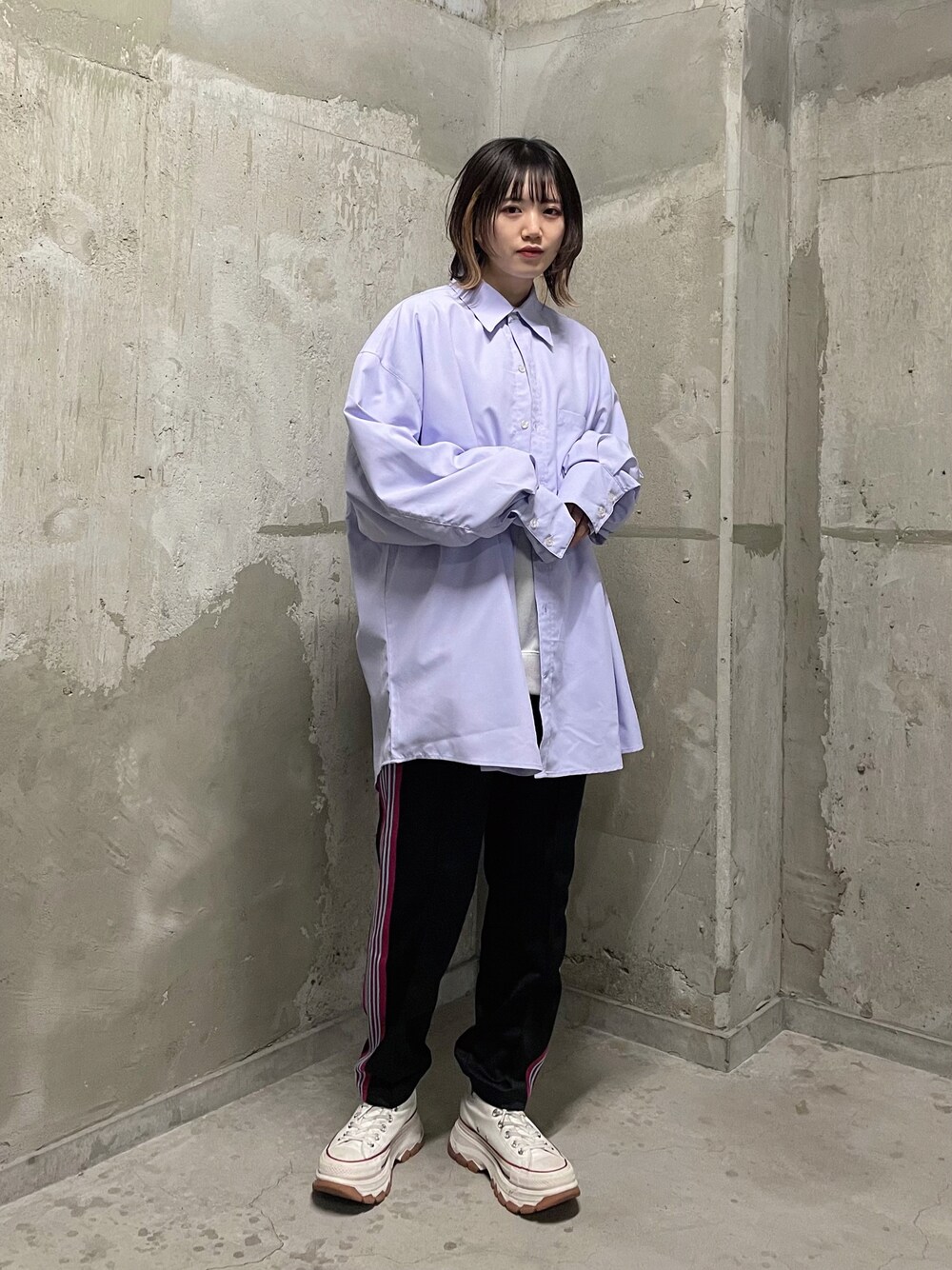 「スニーカー、コンバース、ビッグシルエット、ストリート、プチプラ、トラックパンツ、春色、シャツスタイル、Junred、韓国ファッション」｜「re_k by JUNREDのre_k by JUNRED / ロングターンカフスBIGレギュラーカラーシャツ（シャツ/ブラウス、ブルー系）」を使った、shioriさん（レディース・164cm）の冬コーディネートの1枚目の写真