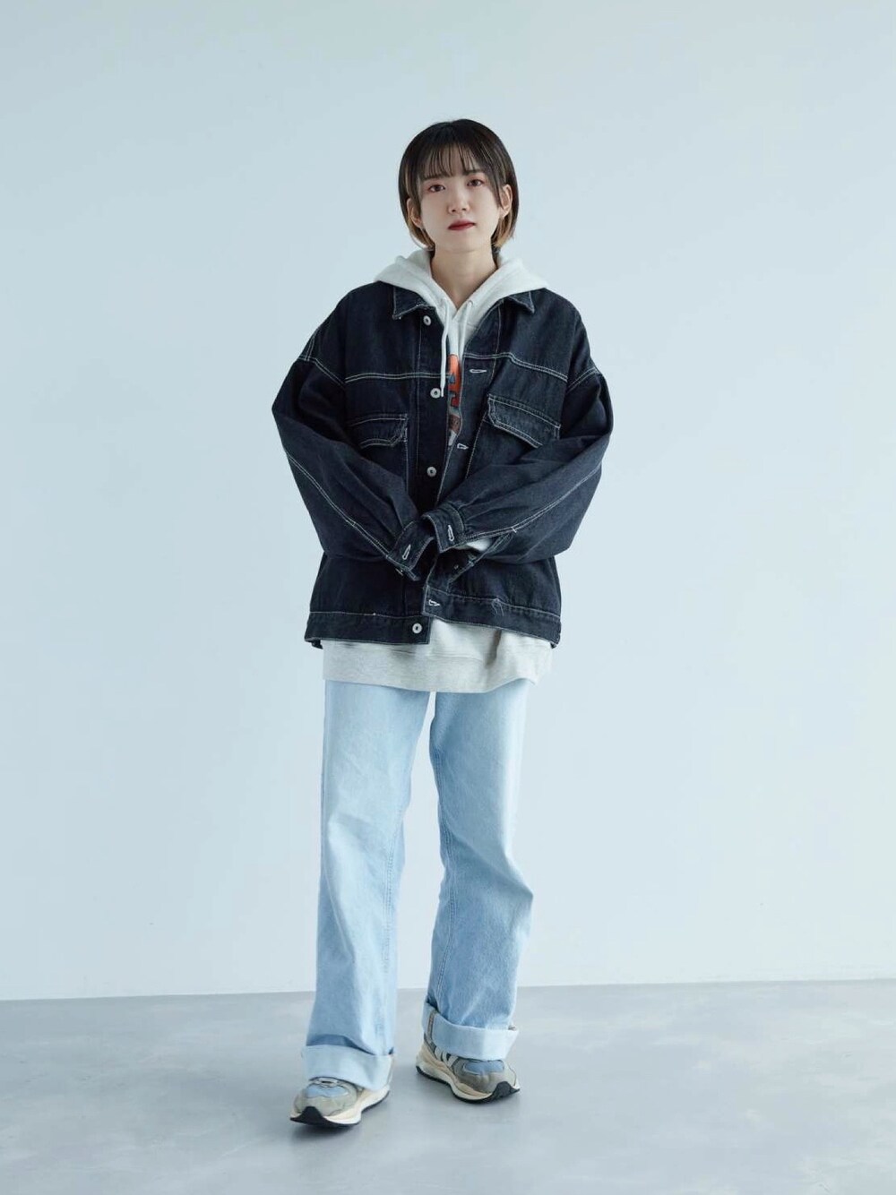 「スニーカー、デニム、ビッグシルエット、パーカー、ニューバランス、ストリート、メンズライク、デニムパンツ、プチプラ、Junred」｜「JUNREDのヴィンテージデニムルーズブルゾン（デニムジャケット、ブラック系）」を使った、shioriさん（レディース・164cm）の秋コーディネートの1枚目の写真