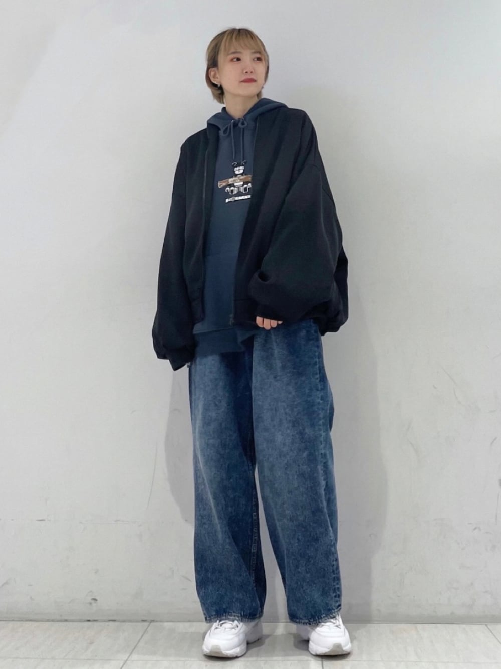 「ストリート、休日スタイル、メンズライク、デニムパンツ、プチプラ、Junred、ワイドデニム、ボリューム袖、秋服準備はじめました、秋トレンド2021」｜「JUNREDのビックバルーンMA-1ブルゾン（MA-1、ブラック系）」を使った、shioriさん（レディース・164cm）の秋コーディネートの1枚目の写真