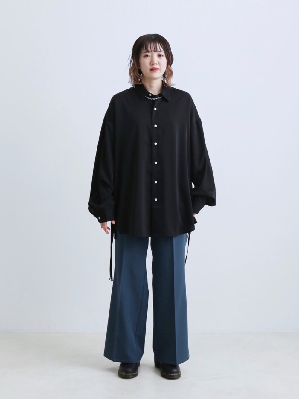 「ネックレス、メンズライク、キレイめ、プチプラ、モード、パンツスタイル、フレアパンツ、シャツスタイル、Junred、韓国ファッション」｜「JUNREDのスリットコードオーバーシャツ（シャツ/ブラウス、ブラック系）」を使った、shioriさん（レディース・164cm）の冬コーディネートの1枚目の写真