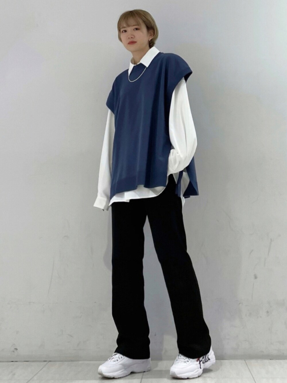 「ビッグシルエット、ベスト、メンズライク、モード、きれいめカジュアル、ootd、シンプルコーデ、Junred、韓国ファッション、秋コーデ、ゆるコーデ、オトナカジュアル、秋服準備はじめました、秋トレンド2021」｜「JUNREDの【こめ×JUNRed】サイドベルト ルーズベスト（ベスト、ブルー系）」を使った、shioriさん（レディース・164cm）の夏コーディネートの1枚目の写真