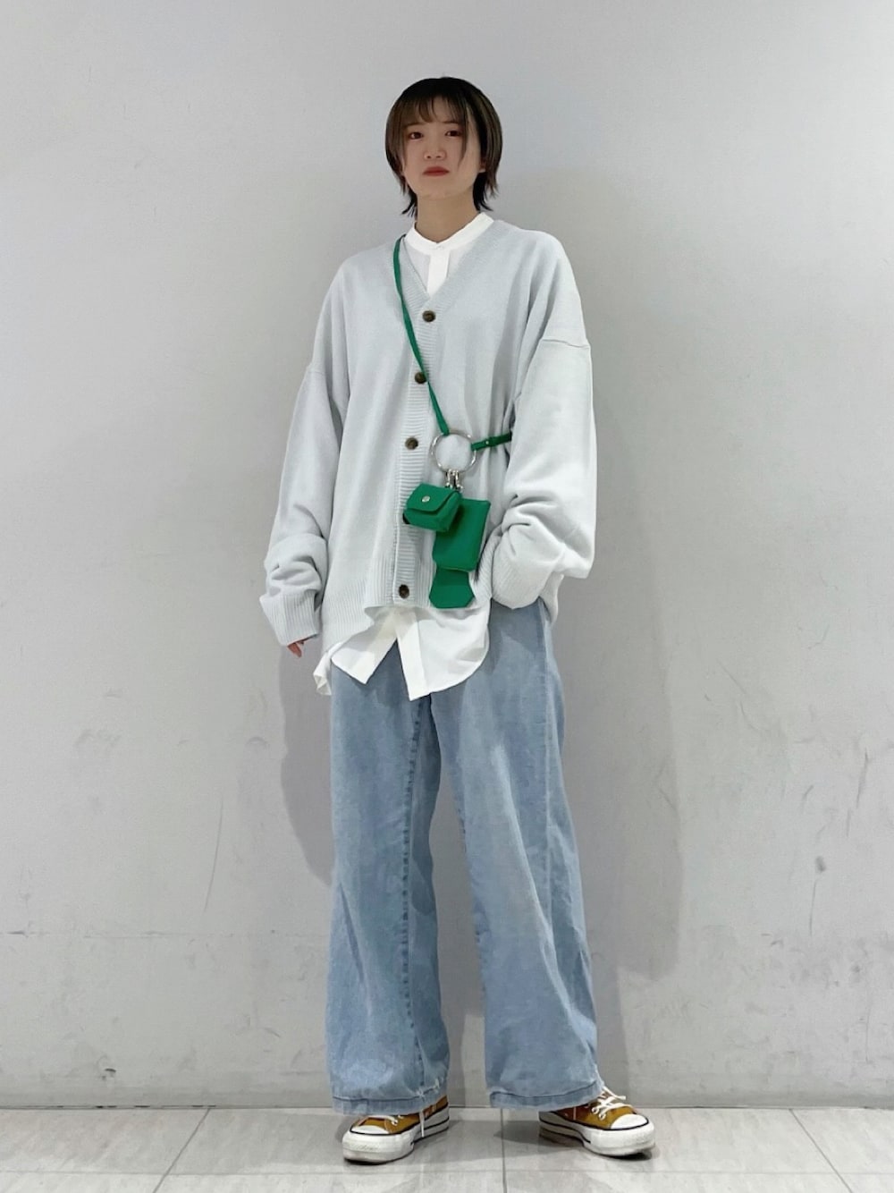 「カーディガン、コンバース、ビッグシルエット、converse、ストリート、休日スタイル、プチプラ、カジュアルコーデ、Junred、私の推しブランド」｜「JUNREDの【こめ×JUNRed】ボリュームスリーブニットカーディガン（カーディガン/ボレロ、ホワイト系）」を使った、shioriさん（レディース・164cm）の冬コーディネートの1枚目の写真