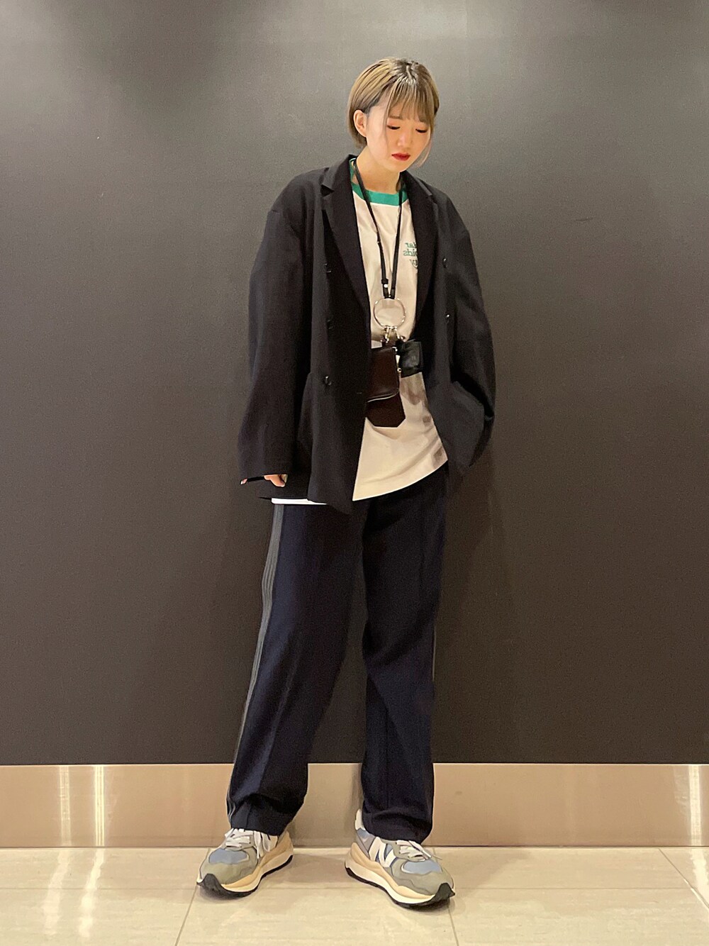 「スニーカー、ビッグシルエット、ロゴT、カラーパンツ、スポーツミックス、メンズライク、プチプラ、春夏コーデ、白Tシャツ、Junred」｜「JUNREDのドレープテクスチャールーズダブルジャケット（テーラードジャケット、ブルー系）」を使った、shioriさん（レディース・164cm）の春コーディネートの1枚目の写真