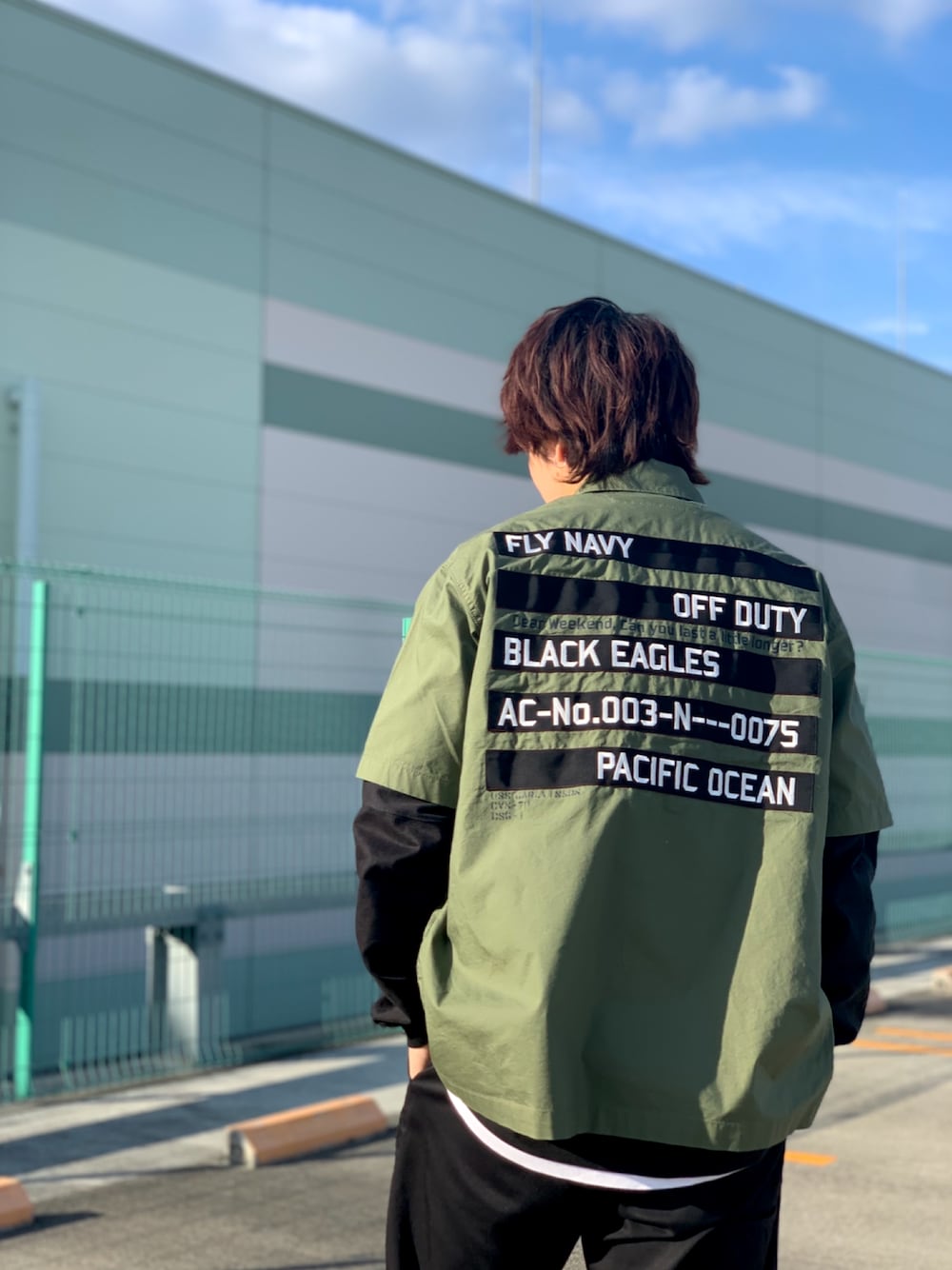 「ごきげんウィーク、シンプル、休日コーデ、ゆるコーデ、ビッグシルエット、春コーデ、レイヤードスタイル、雨の日コーデ、シャツ好き集まれ、古着」｜「AVIREXのWEBBING&EMB 半袖ミリタリーシャツ（シャツ/ブラウス、オレンジ系）」を使った、AOIさん（メンズ・173cm）の春コーディネートの1枚目の写真