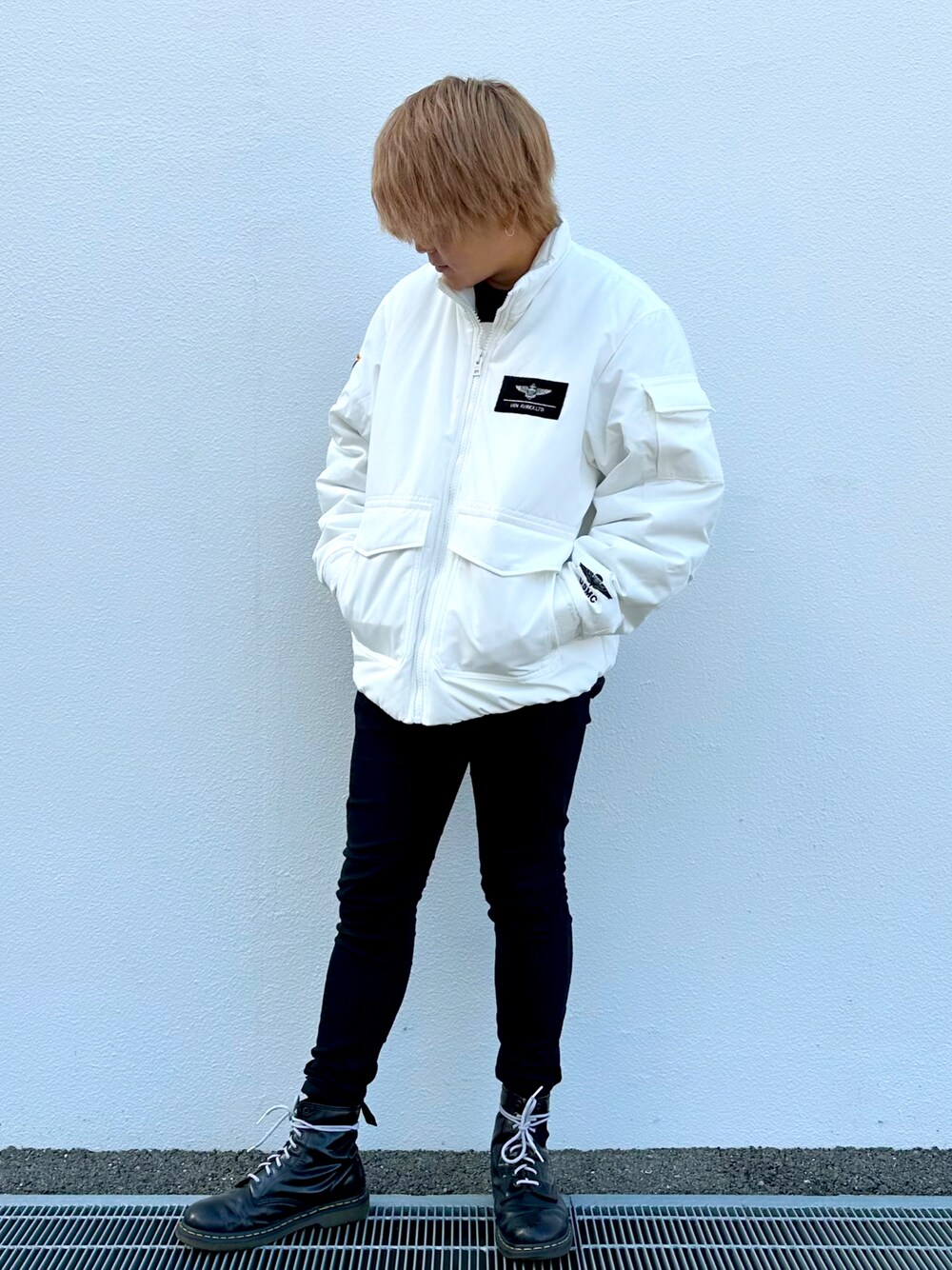 「WEARハロウィン2022、秋コーデ、カジュアル、きれいめカジュアル、シンプルコーデ、低身長、おしゃれさんと繋がりたい、冬コーデ、モノトーン、ミリタリーコーデ」｜「AVIREXのUSMC UTILITY PADDING JACKET / USMC ユーティリティー パディング ジャケット /（ブルゾン、ホワイト系）」を使った、AOIさん（メンズ・173cm）の秋コーディネートの1枚目の写真
