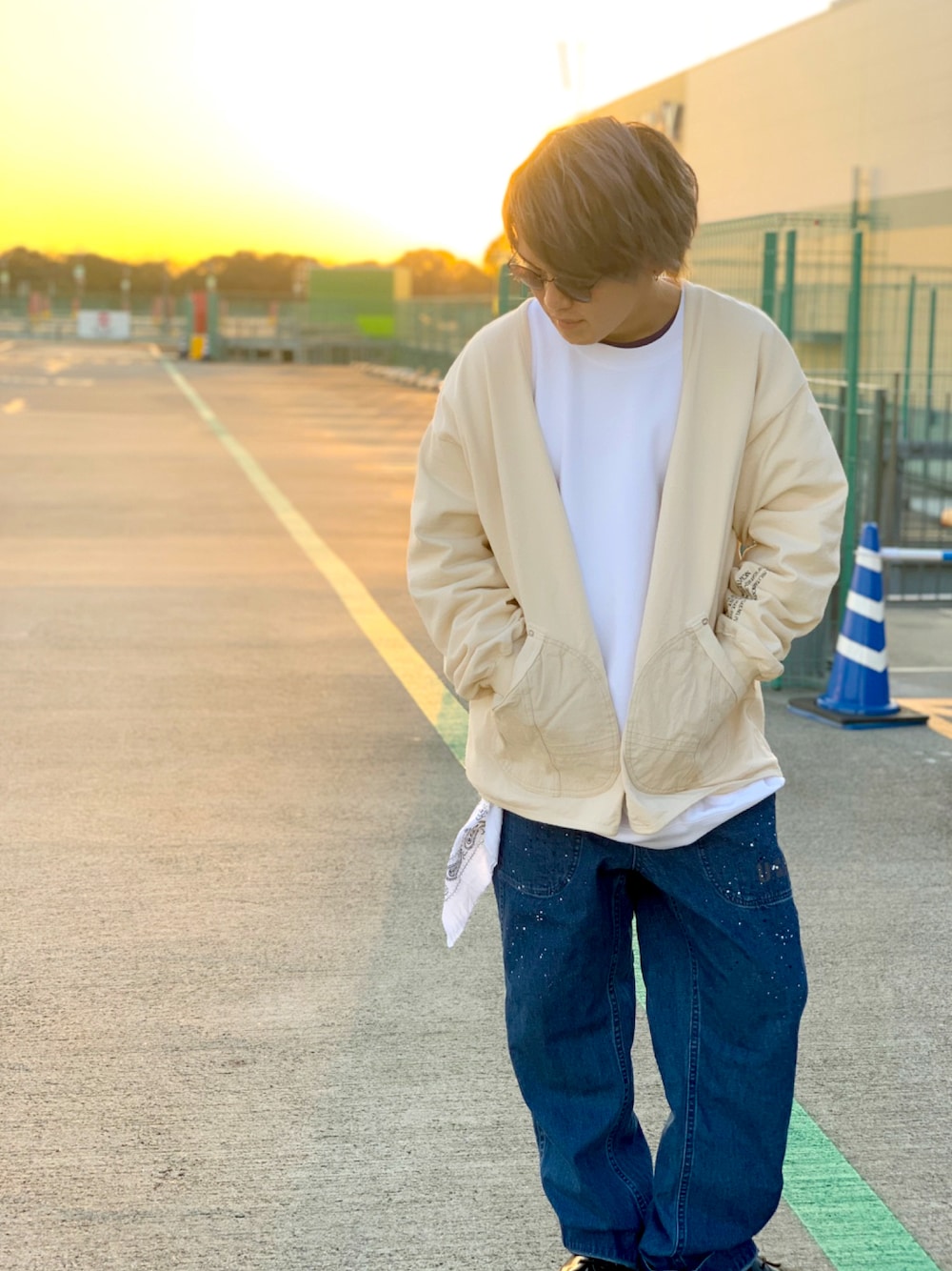 「カーディガン、シンプル、AVIREX、デニムパンツ、今日のコーデ、オトナカジュアル、秋冬コーデ、お洒落さんとつながりたい、ファッションの力を信じよう、クリスマスに着たい服」｜「AVIREXの【直営店限定】HELLO MY BRAND IS SWEAT/ ハロー マイブランド イズスウェット / AVIREX / アヴィレックス（スウェット、ホワイト系）」を使った、AOIさん（メンズ・171cm）の冬コーディネートの1枚目の写真