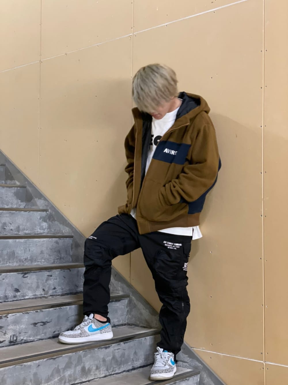「アウトドアスタイル、秋のコーデ、AVIREX、大人カジュアル、秋服、シンプルスタイル、ジョガーパンツ、今日のコーデ、ファッションの力を信じよう、ラブアンドピース2021」｜「AVIREXのミリタリー コンビネーション ジョガーパンツ / MILITARY COMBINATION JOGGER PANTS / アヴィレックス / AVIREX（カーゴパンツ、ブラック系）」を使った、AOIさん（メンズ・171cm）の秋コーディネートの1枚目の写真