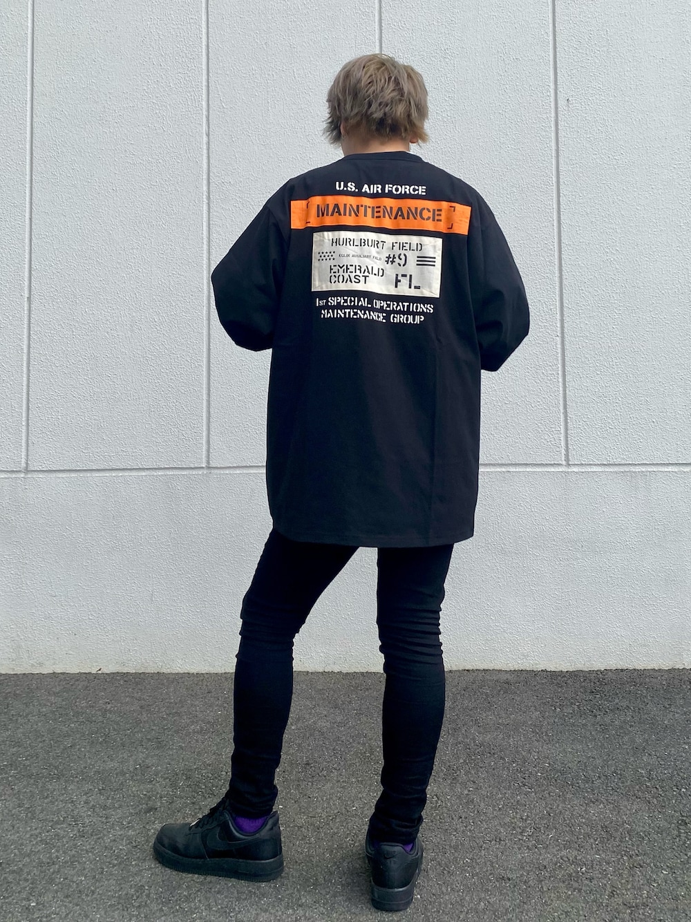 「大人カジュアル、メンズコーデ、シンプルスタイル、シンプルコーデ、いいね、save、フォローお願いします🤑、秋先取りコーデ、モノトーンコーデ、モノトーン、秋服準備はじめました、フォローミー」｜「AVIREXの【先行予約 8月上旬-8月中旬入荷予定】MAINTENANCE PATCH L/S T-SHIRT / メンテナンス パッチ 長袖Tシャツ（Tシャツ/カットソー、ブラック系）」を使った、AOIさん（メンズ・173cm）の夏コーディネートの1枚目の写真