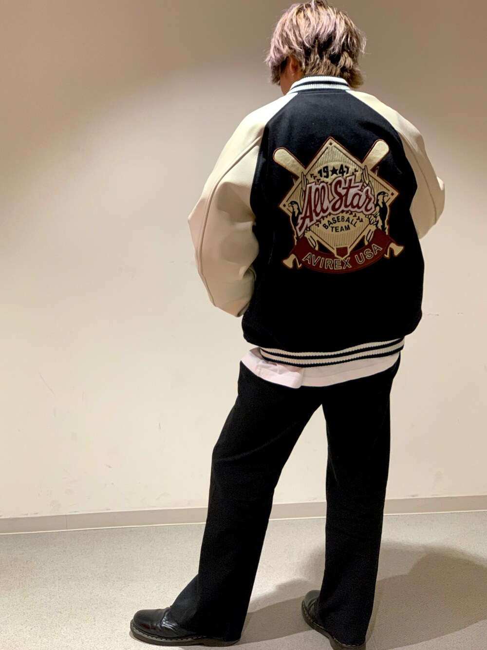 「今日のコーデ、オトナカジュアル、ゆるコーデ、いいね、save、フォローお願いします🤑、お洒落さんとつながりたい、黒、年末WEAR感謝祭、カジュアルコーデ、ファッションの力を信じよう、AVIREX」｜「AVIREXの【直営店限定】2TONE VARSITY JACKET ALL STARS / 2トーン ヴァーシティ ジャケット オールスターズ / アヴィレックス / AVIREX（スタジャン、ブラック系）」を使った、AOIさん（メンズ・171cm）の冬コーディネートの1枚目の写真