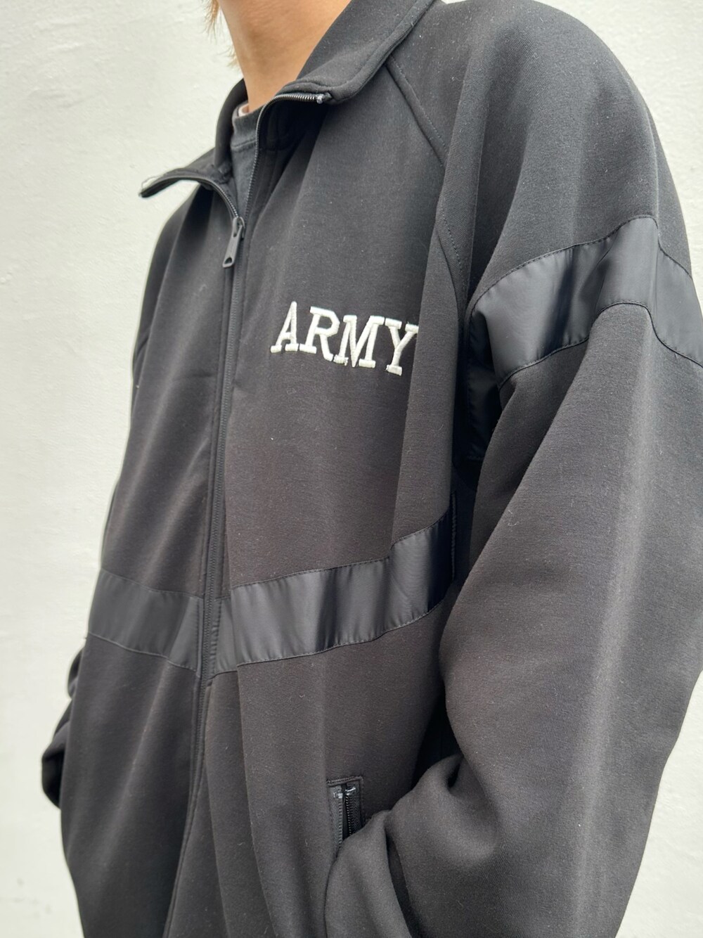 「WEARハロウィン2022、秋服、秋のコーデ、大人コーデ、おしゃれさんと繋がりたい、シンプルスタイル、いいね、save、フォローお願いします🤑、休日スタイル、黒、スウェット」｜「AVIREXのアイテム（スウェット、ホワイト系）」を使った、AOIさん（メンズ・173cm）の秋コーディネートの1枚目の写真