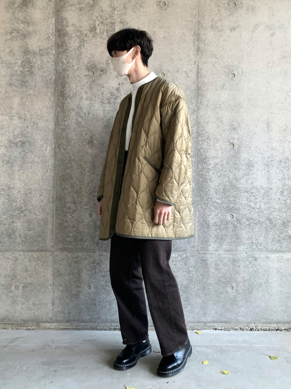 グリーン系のモッズコート、ホワイト系のTシャツ/カットソー、ブラウン系のデニムパンツを着用したメンズの秋コーディネートの1枚目の写真