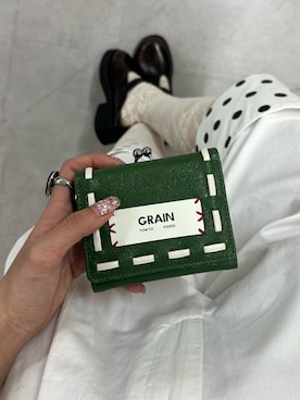 「GRAIN（グレイン）の【WEB限定】【GRAIN/グレイン】ヴィンテージステッチ三つ折りがま口ウォレット（財布、グリーン系）」を使った、みゆさん（レディース・164cm）の春コーディネート
