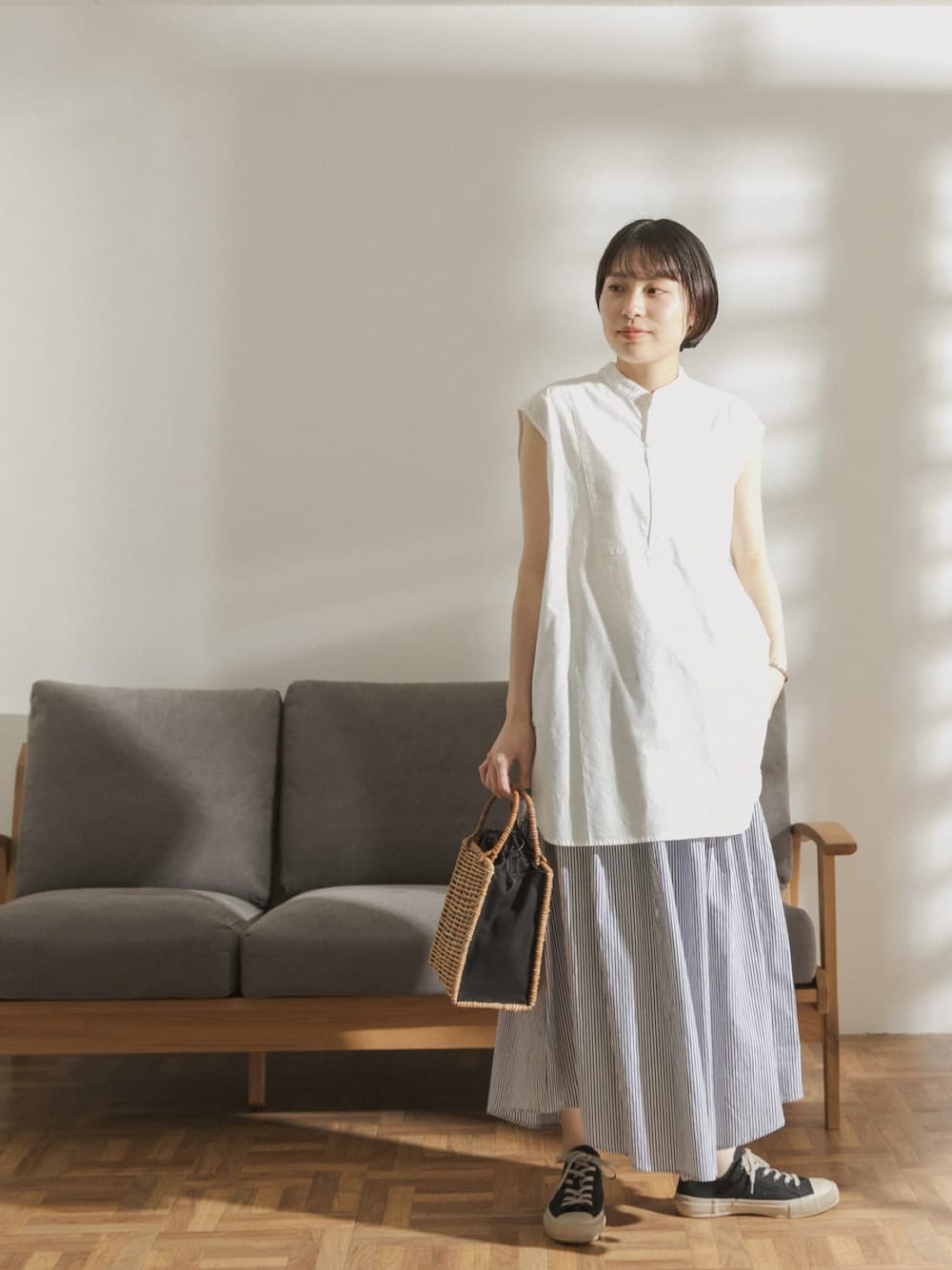 「FORK&SPOON、FORK&SPOON WOMEN、シンプル、カジュアル、夏コーデ、ノースリーブ、シャツスタイル、ストライプスカート、フレアスカート、スニーカーコーデ」｜「FORK&SPOONの【WEB限定】FORK&SPOON　バンドカラーノースリーブチュニック（シャツ/ブラウス、ホワイト系）」を使った、FORK&SPOON WOMENさん（レディース・161cm）の夏コーディネートの1枚目の写真