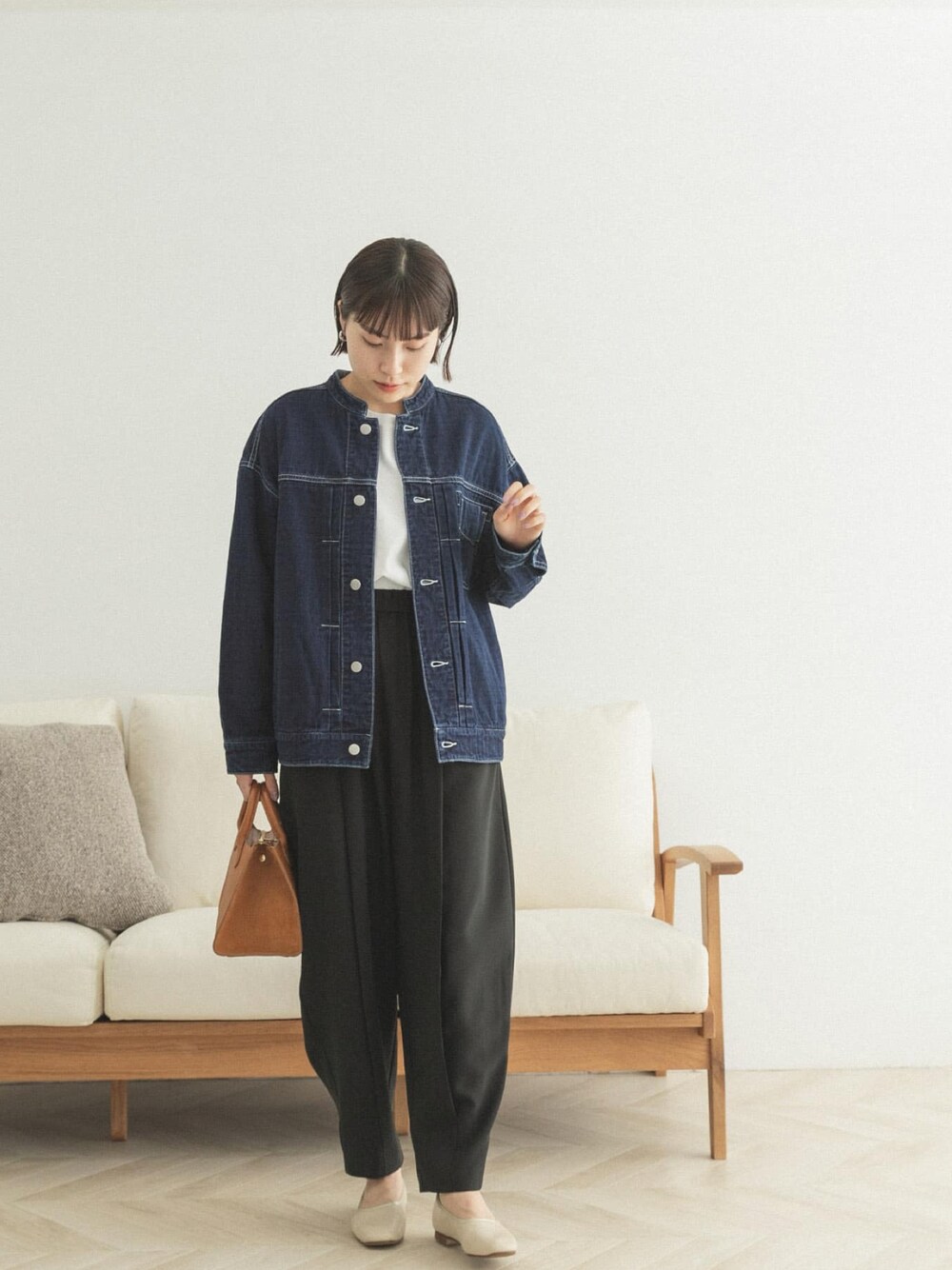 「FORK&SPOON、FORK&SPOON WOMEN、大人カジュアル、シンプルコーデ、秋コーデ、デニムジャケット、パンツスタイル」｜「FORK&SPOONのFORK&SPOON　接結デニムノーカラージャケット（デニムジャケット、ブルー系）」を使った、FORK&SPOON WOMENさん（レディース・161cm）の夏コーディネートの1枚目の写真