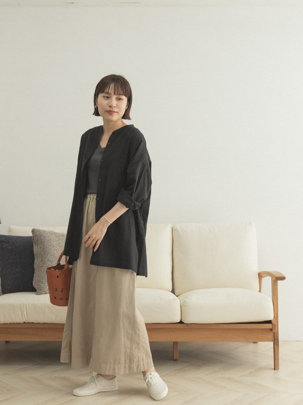 「FORK&SPOON、FORK&SPOON WOMEN、シンプル、カジュアル、ラフコーデ、晩夏スタイル、シャツスタイル、スカート」｜「FORK&SPOONのFORK&SPOON　スクエアカット7分袖シャツ（シャツ/ブラウス、ブラック系）」を使った、FORK&SPOON WOMENさん（レディース・161cm）の夏コーディネートの1枚目の写真