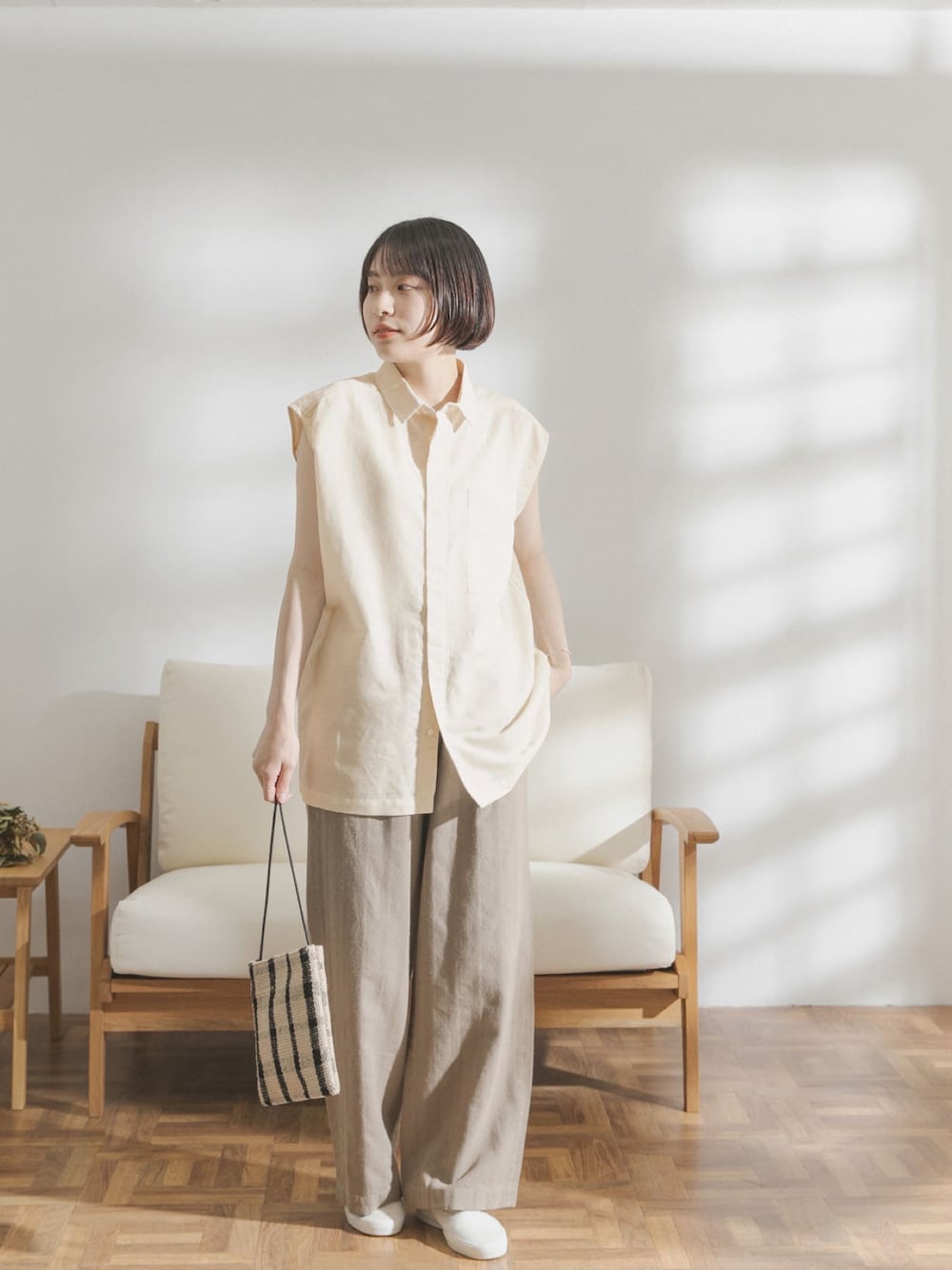 「FORK&SPOON、FORK&SPOON WOMEN、カジュアル、シンプル、ノースリーブシャツ、ワイドパンツ」｜「FORK&SPOONのFORK&SPOON　コットンリネンボイルノースリーブシャツ（シャツ/ブラウス、ホワイト系）」を使った、FORK&SPOON WOMENさん（レディース・161cm）の夏コーディネートの1枚目の写真