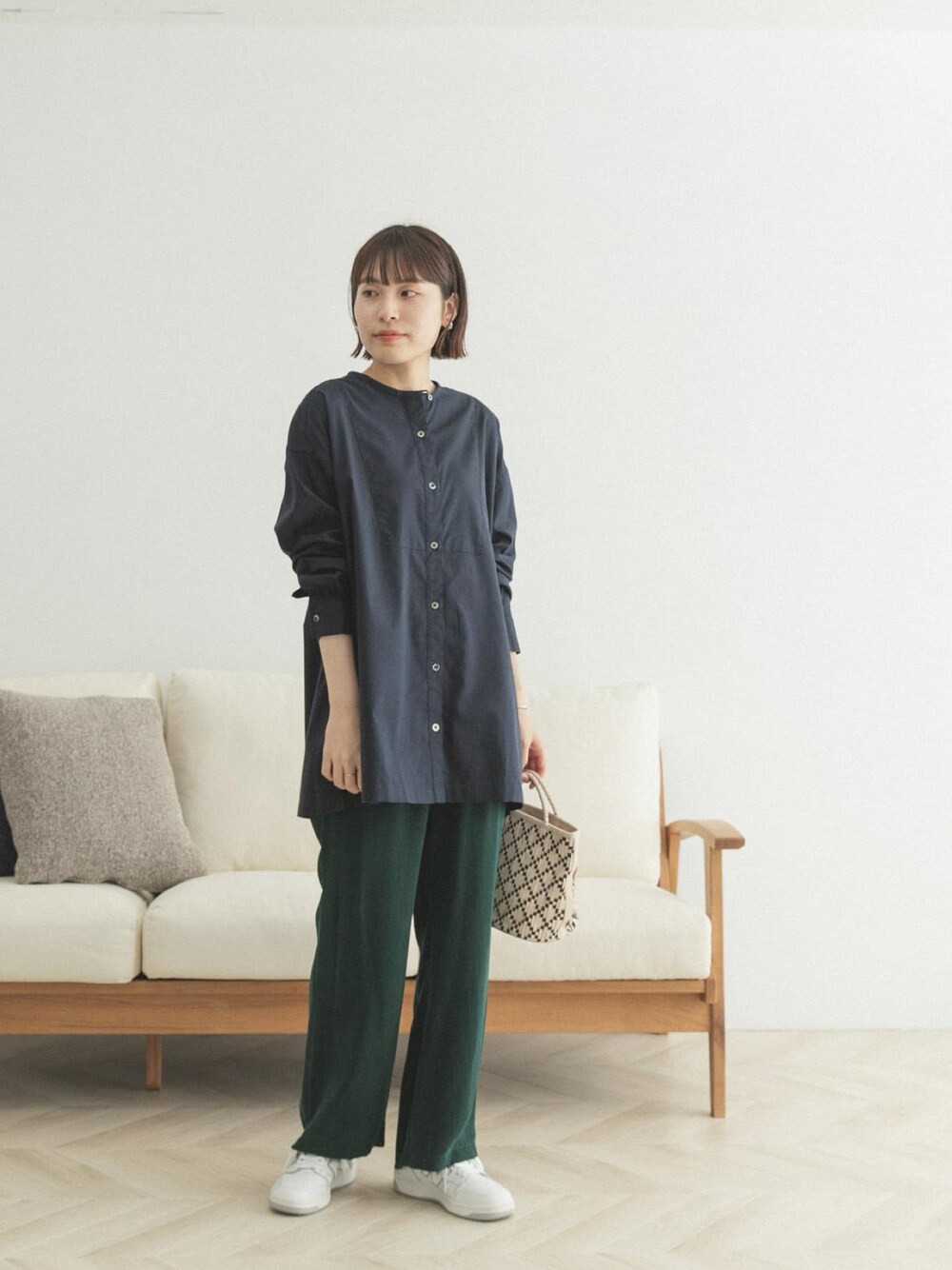 「FORK&SPOON、FORK&SPOON WOMEN、カジュアルコーデ、シンプルコーデ、シャツスタイル、スニーカーコーデ、楽チンコーデ、大人カジュアル」｜「FORK&SPOONのFORK&SPOON　ツイルシャツチュニック（シャツ/ブラウス、ブルー系）」を使った、FORK&SPOON WOMENさん（レディース・161cm）の夏コーディネートの1枚目の写真