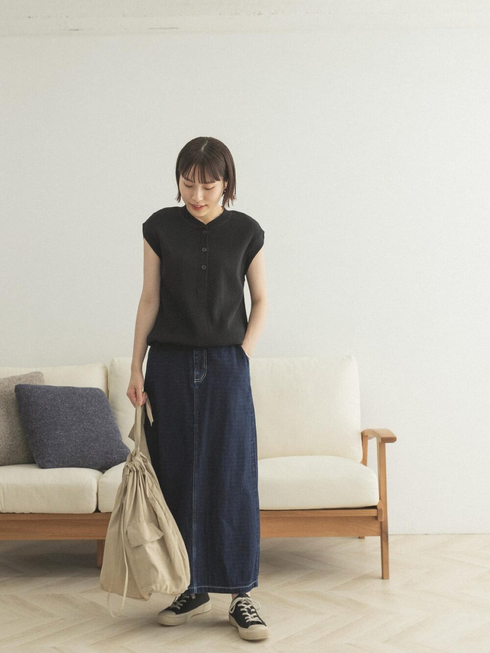 「FORK&SPOON、FORK&SPOON WOMEN、シンプルコーデ、カジュアルコーデ、韓国ファッション、大人カジュアル、デニムスカート」｜「FORK&SPOONのFORK&SPOON　ワッフルヘンリーネックプルオーバー（Tシャツ/カットソー、ブラック系）」を使った、FORK&SPOON WOMENさん（レディース・161cm）の夏コーディネートの1枚目の写真