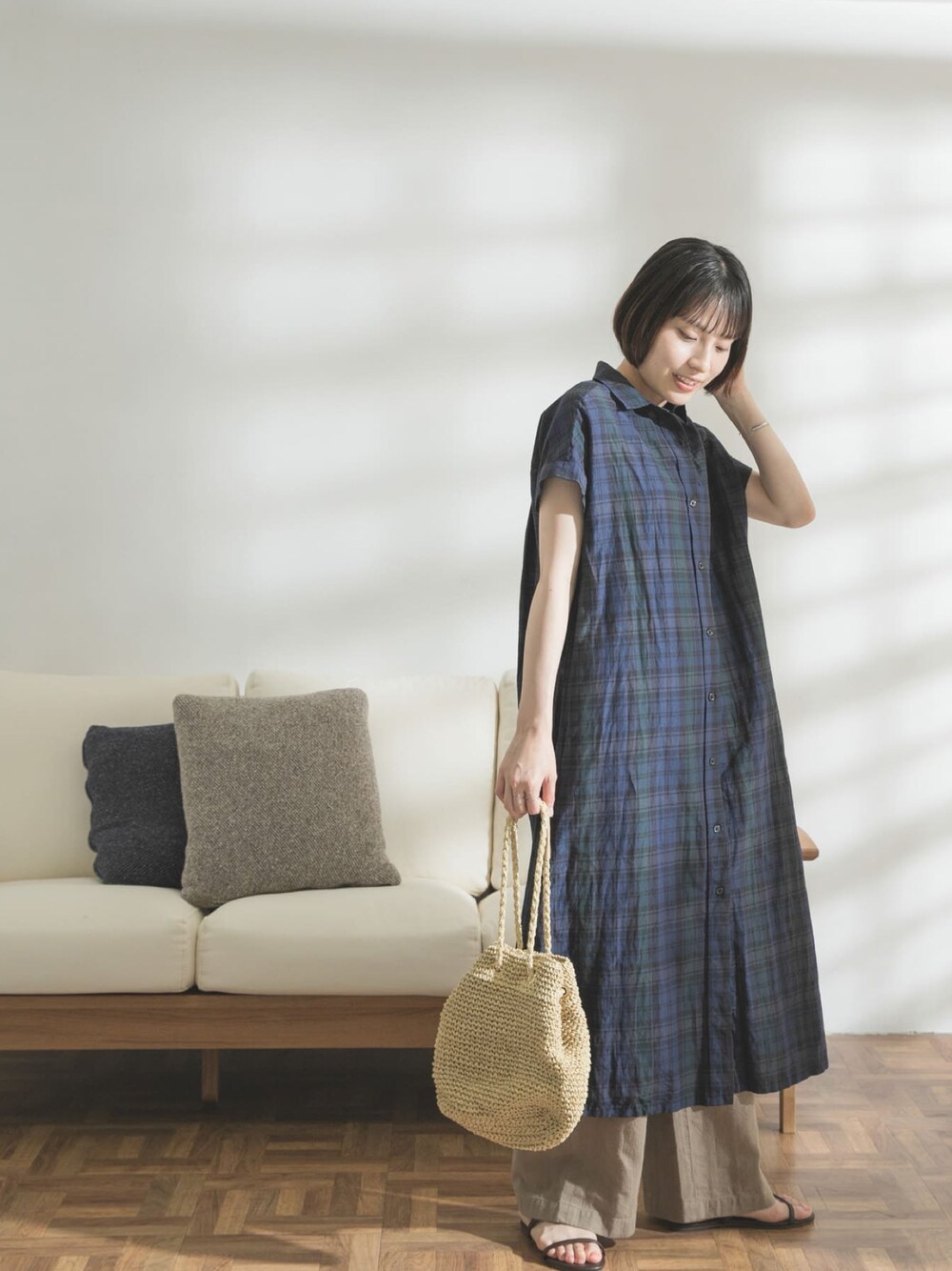 「FORK&SPOON、FORK&SPOON WOMEN、シンプル、カジュアル、シャツワンピ、チェックシャツワンピース、レイヤードスタイル、ワイドパンツ」｜「FORK&SPOONのFORK&SPOON　リンクルショートスリーブワンピース（ワンピース、ブラック系）」を使った、FORK&SPOON WOMENさん（レディース・161cm）の夏コーディネートの1枚目の写真