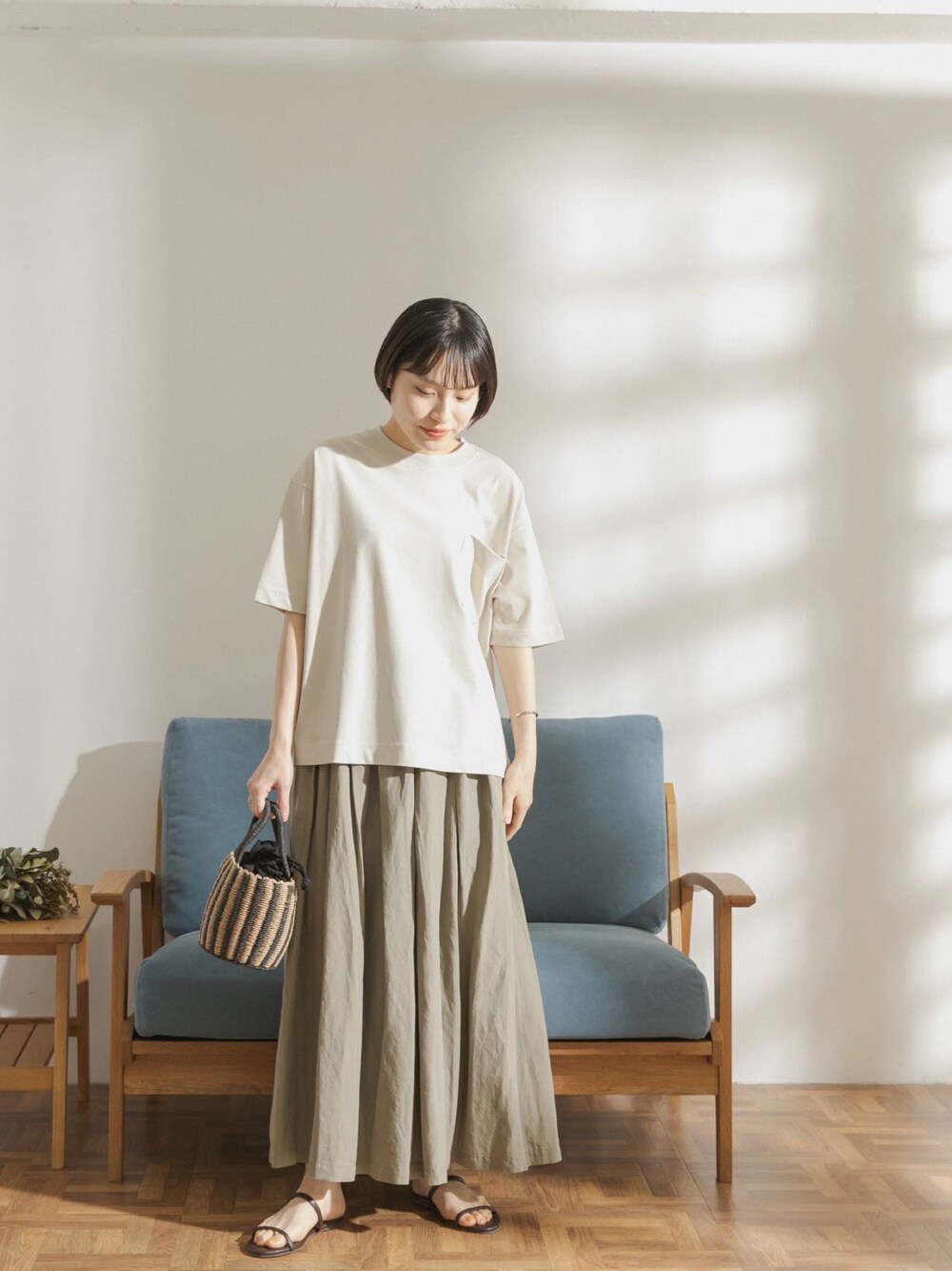 「FORK&SPOON、FORK&SPOON WOMEN、シンプル、カジュアル、Tシャツ、フレアスカート、スカートスタイル」｜「FORK&SPOONのFORK&SPOON　超長綿ガーメントダイカットソー（Tシャツ/カットソー、ホワイト系）」を使った、FORK&SPOON WOMENさん（レディース・161cm）の夏コーディネートの1枚目の写真