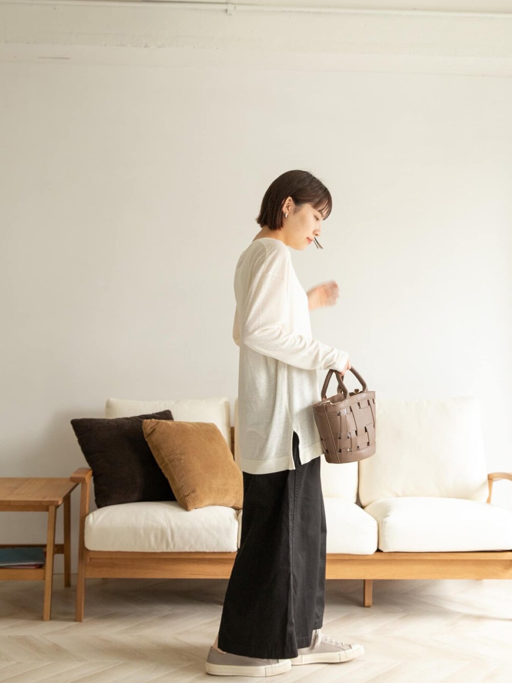 「FORK&SPOON、FORK&SPOON WOMEN、シンプルコーデ、カジュアルコーデ、秋コーデ、スカートスタイル、スカート×スニーカー」｜「FORK&SPOONのFORK&SPOON　麻レーヨンテレコロングスリーブカットソー（Tシャツ/カットソー、ホワイト系）」を使った、FORK&SPOON WOMENさん（レディース・161cm）の夏コーディネートの1枚目の写真