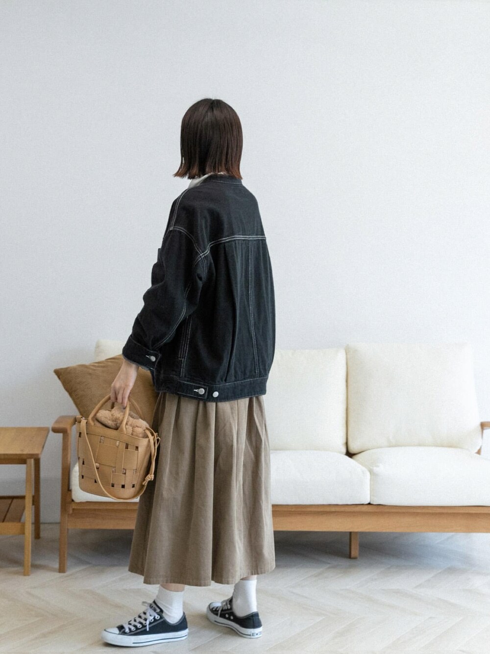 「FORK&SPOON、FORK&SPOON WOMEN、秋コーデ、秋先取りコーデ、シンプルコーデ、スニーカーコーデ、着回しコーデ、デニムジャケット、コーデュロイ、大人カジュアル」｜「FORK&SPOONのFORK&SPOON　接結デニムノーカラージャケット（デニムジャケット、ブラック系）」を使った、FORK&SPOON WOMENさん（レディース・161cm）の秋コーディネートの1枚目の写真