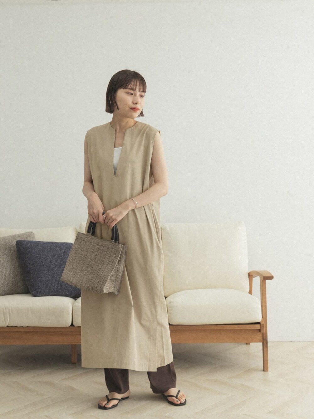 「FORK&SPOON、FORK&SPOON WOMEN、シンプル、カジュアル、ワンピース、ノースリーブ、レイヤードスタイル」｜「FORK&SPOONのFORK&SPOON　スリットネックノースリーブワンピース（ワンピース、ベージュ系）」を使った、FORK&SPOON WOMENさん（レディース・161cm）の夏コーディネートの1枚目の写真