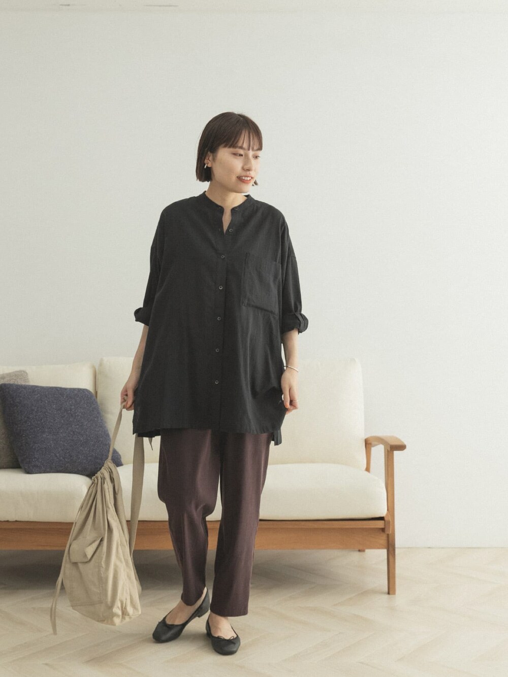 「FORK&SPOON、FORK&SPOON WOMEN、シンプルコーデ、大人カジュアル、7分袖、シャツスタイル、秋コーデ、パンツスタイル」｜「FORK&SPOONのFORK&SPOON　スクエアカット7分袖シャツ（シャツ/ブラウス、ブラック系）」を使った、FORK&SPOON WOMENさん（レディース・161cm）の夏コーディネートの1枚目の写真