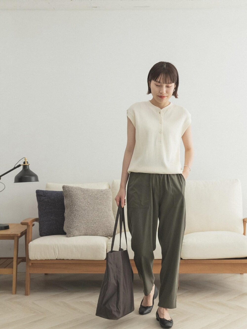 「FORK&SPOON、FORK&SPOON WOMEN、シンプル、カジュアル、ワッフルカットソー、カーゴパンツ、晩夏スタイル」｜「FORK&SPOONのFORK&SPOON　ワッフルヘンリーネックプルオーバー（Tシャツ/カットソー、ホワイト系）」を使った、FORK&SPOON WOMENさん（レディース・161cm）の夏コーディネートの1枚目の写真