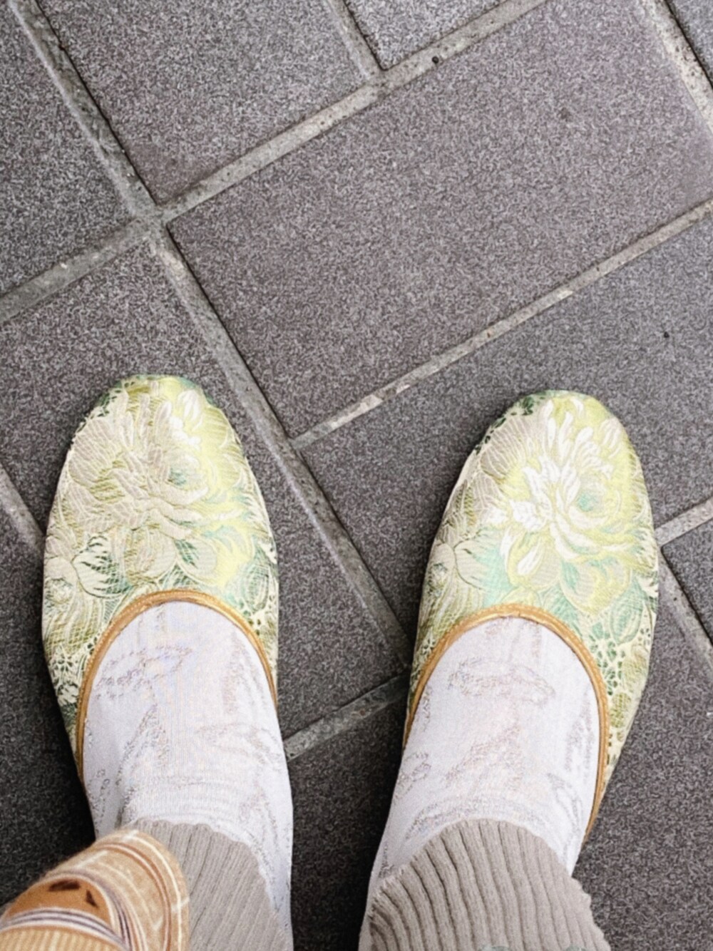 「スリッパサンダル、刺繍、足元くら部、足元、繡花鞋、サンダル、サンダルに靴下」｜「no brandのアイテム（モカシン/デッキシューズ、グリーン系）」を使った、ririさん（レディース・166cm）の冬コーディネートの1枚目の写真