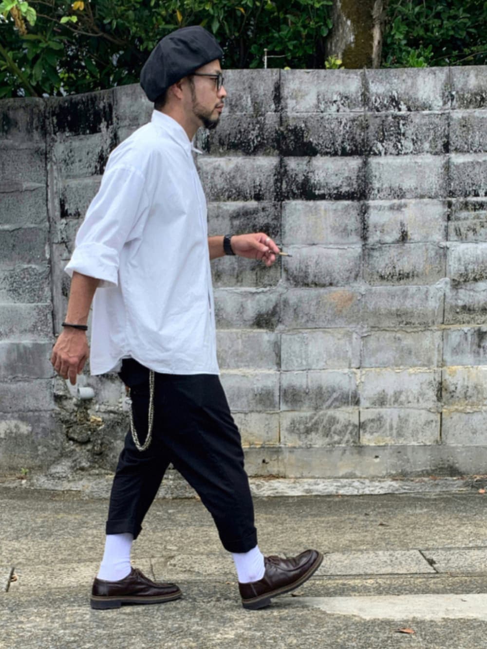 ホワイト系のシャツ/ブラウス、ブラック系のスラックス、ブラック系のハンチング/ベレー帽を着用したメンズの秋コーディネートの1枚目の写真