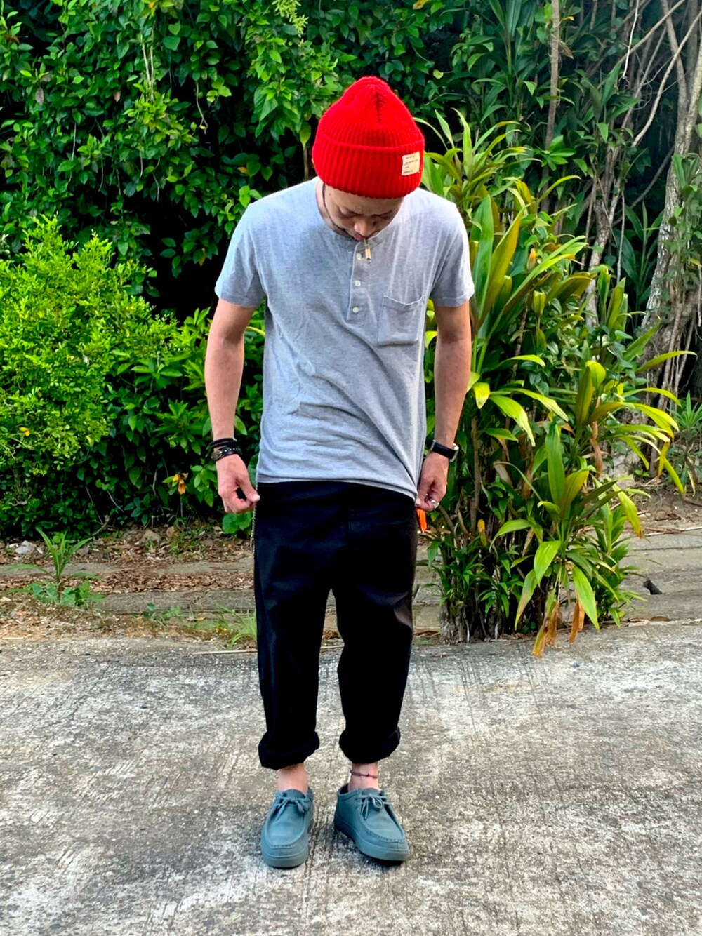 グレー系のTシャツ/カットソー、ブラック系のチノパンツ、ブルー系のスニーカーを着用したメンズの夏コーディネートの1枚目の写真