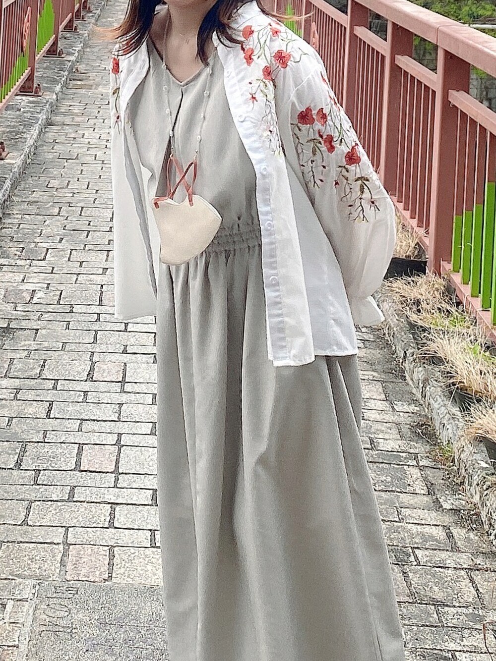 「earth music&ecologyのアイテム（ワンピース、グレー系）」を使った、しほさん（レディース・153cm）の夏コーディネートの1枚目の写真