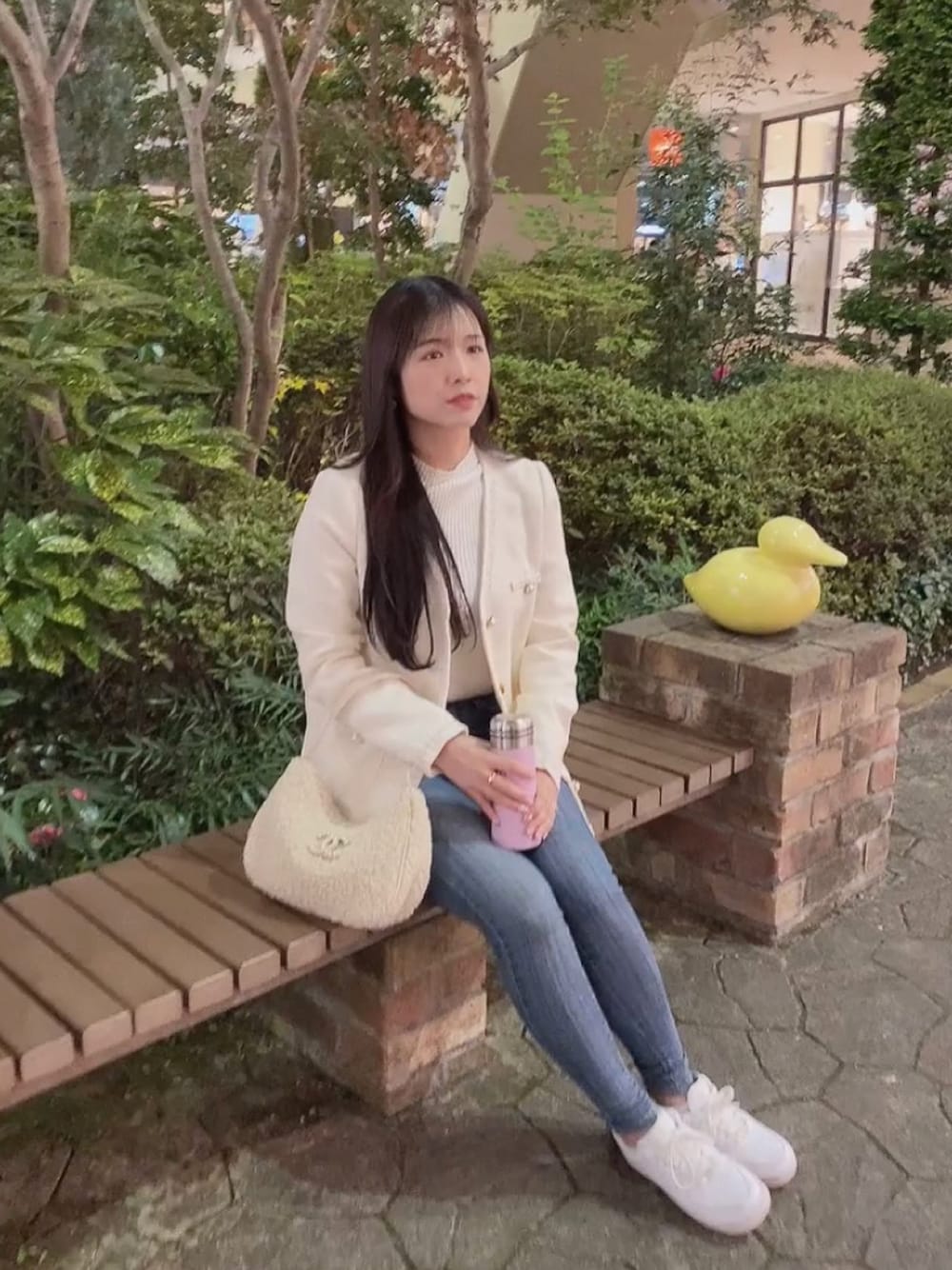 「ホワイト、スニーカーコーデ、デートスタイル（WOMEN）、ホワイトコーデ、パンツスタイル、オトナカジュアル、ツイードジャケット」｜「DHOLICのアイテム（ノーカラージャケット、ホワイト系）」を使った、kintaさん（レディース・165cm）の秋コーディネートの1枚目の写真