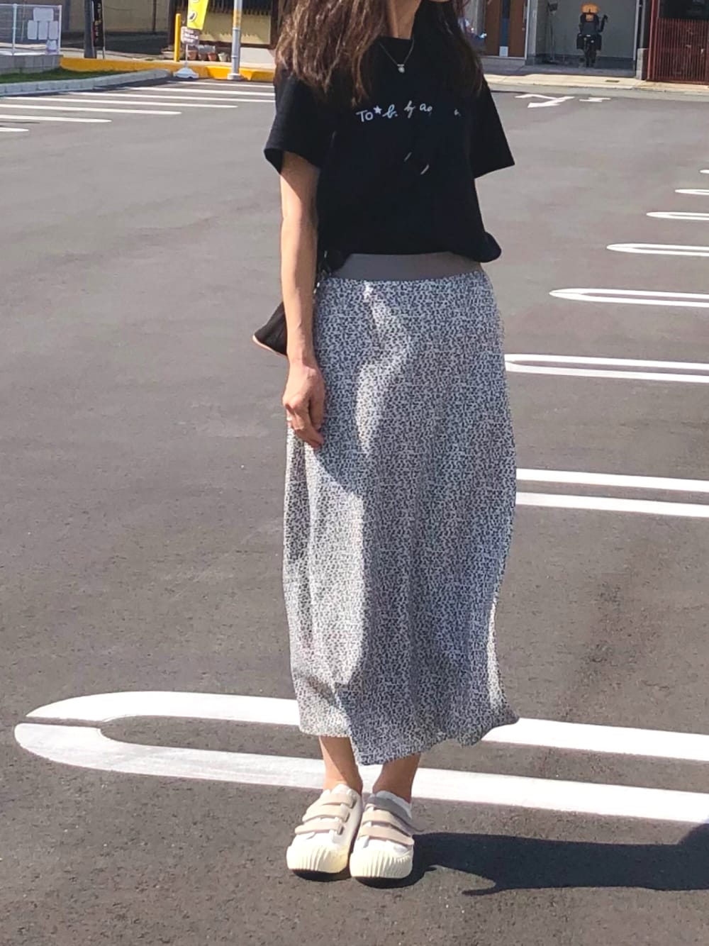 「春夏コーデ、ごきげんウィーク、シンプルコーデ、ドット柄スカート、モノトーンコーデ、休日スタイル、スニーカーコーデ、黒Tシャツ、Tシャツコーデ、スカートスタイル、着回しコーデ」｜「green label relaxingのCS ナロー フレア サテン ドット スカート（スカート、その他）」を使った、しずさん（レディース・156cm）の春コーディネートの1枚目の写真