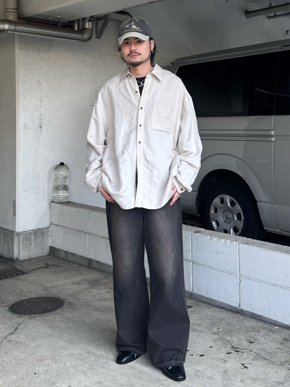 グレー系のシャツ/ブラウス、ブラック系のデニムパンツ、ブラック系のその他シューズを着用したメンズの春コーディネートの1枚目の写真