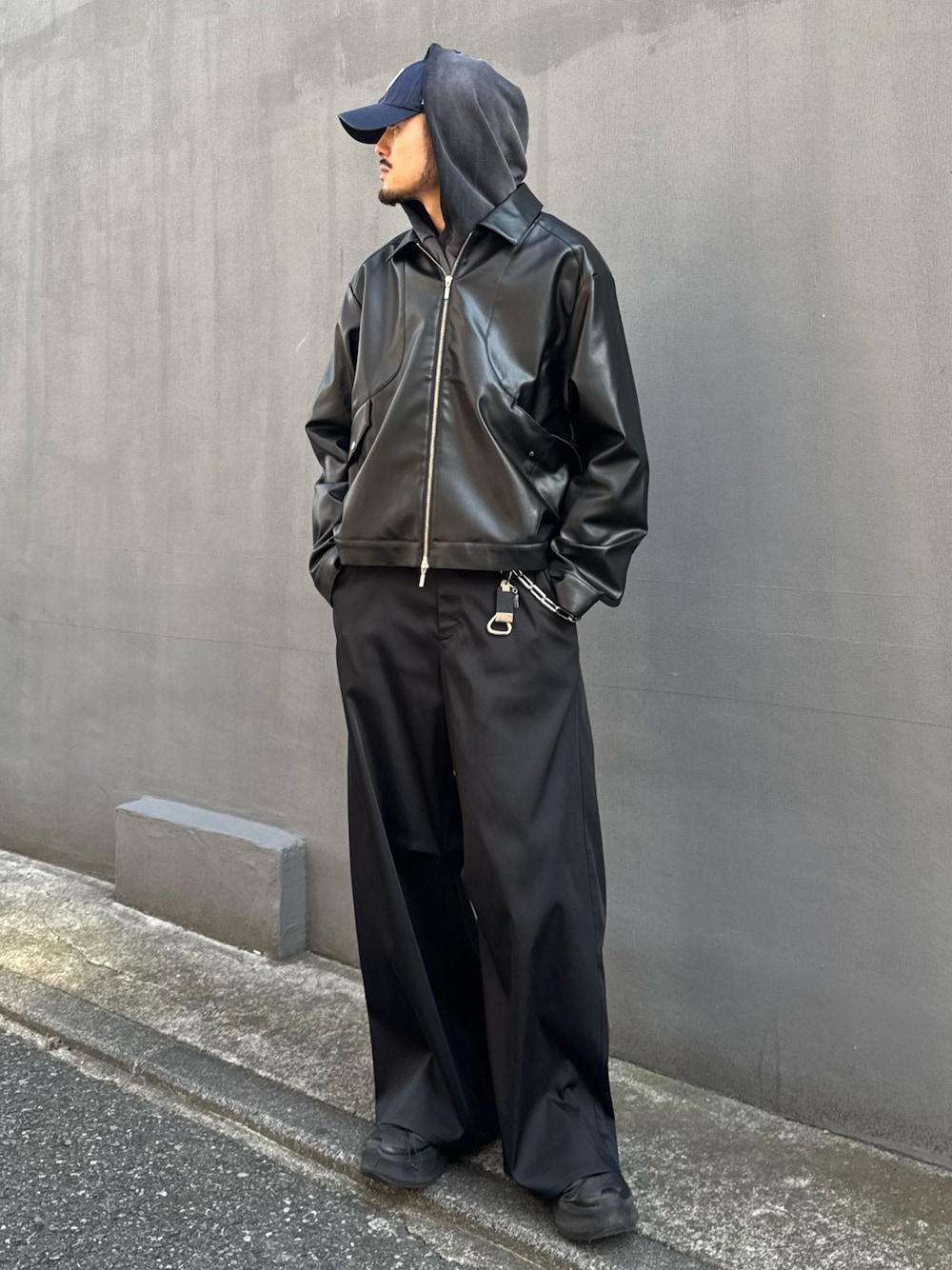 ブラック系のその他パンツ、グレー系のスウェット、ブラック系のブルゾンを着用したメンズの春コーディネートの1枚目の写真