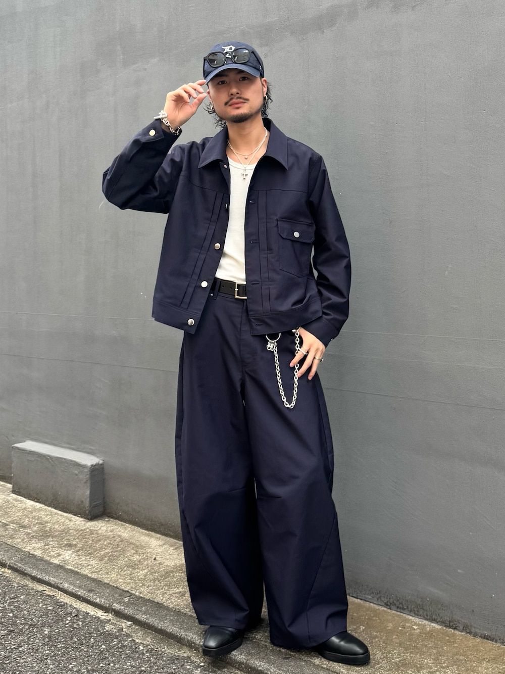 ブルー系のブルゾン、ブルー系のスラックス、シルバー系のウォレットチェーンを着用したメンズの夏コーディネートの1枚目の写真