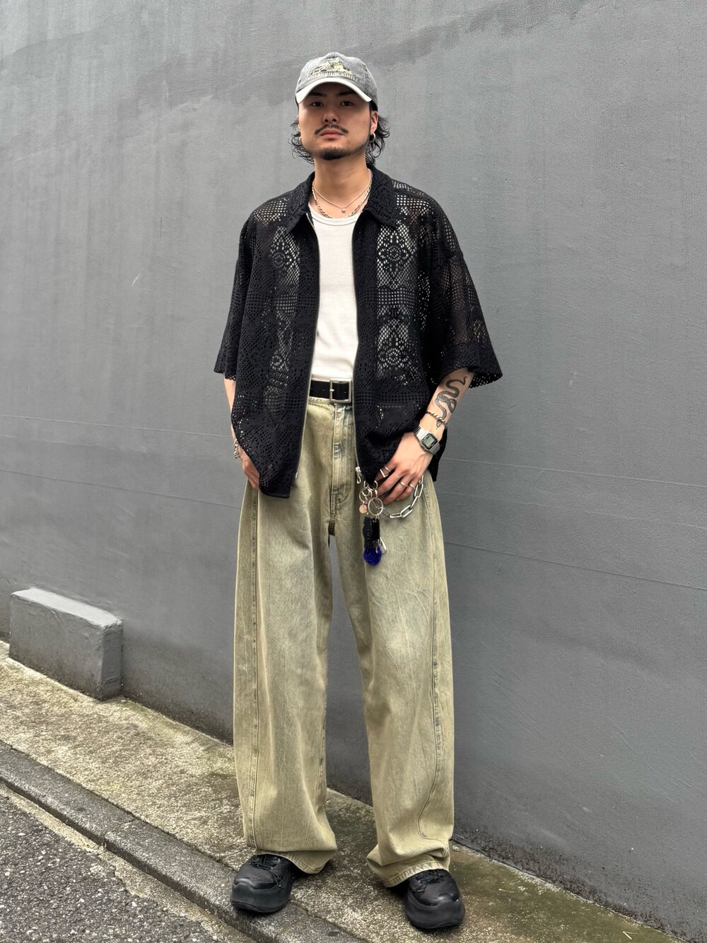 ブラック系のシャツ/ブラウス、グリーン系のデニムパンツを着用したメンズの夏コーディネートの1枚目の写真