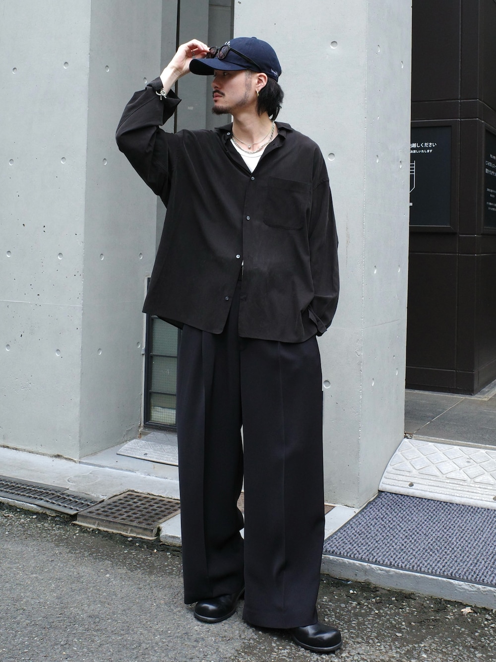 ブラック系のシャツ/ブラウス、ブラック系のスラックス、ブラック系のその他シューズを着用したメンズの春コーディネートの1枚目の写真