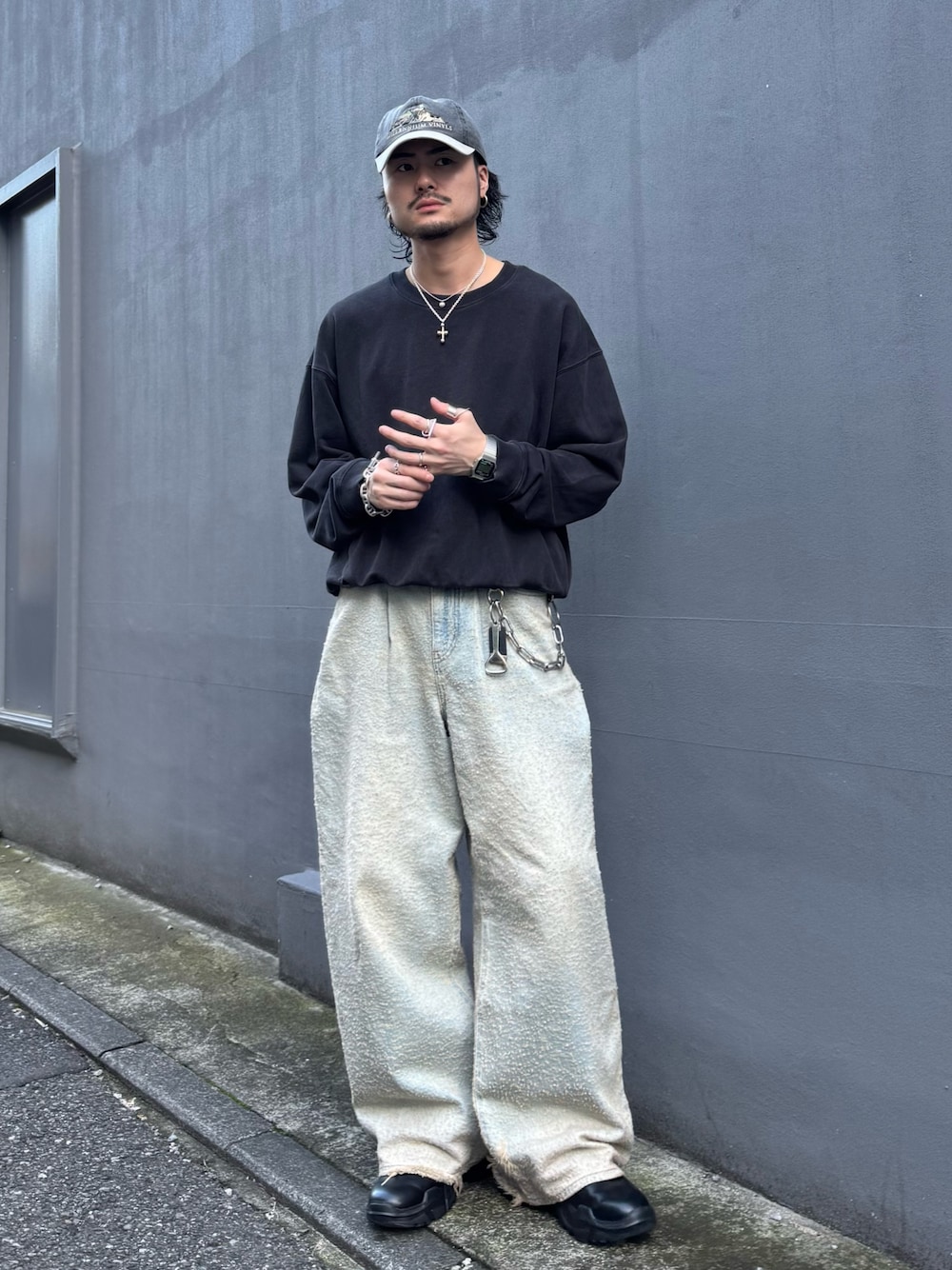 ブラック系のスウェット、ブラック系のその他シューズ、ブルー系のデニムパンツを着用したメンズの秋コーディネートの1枚目の写真