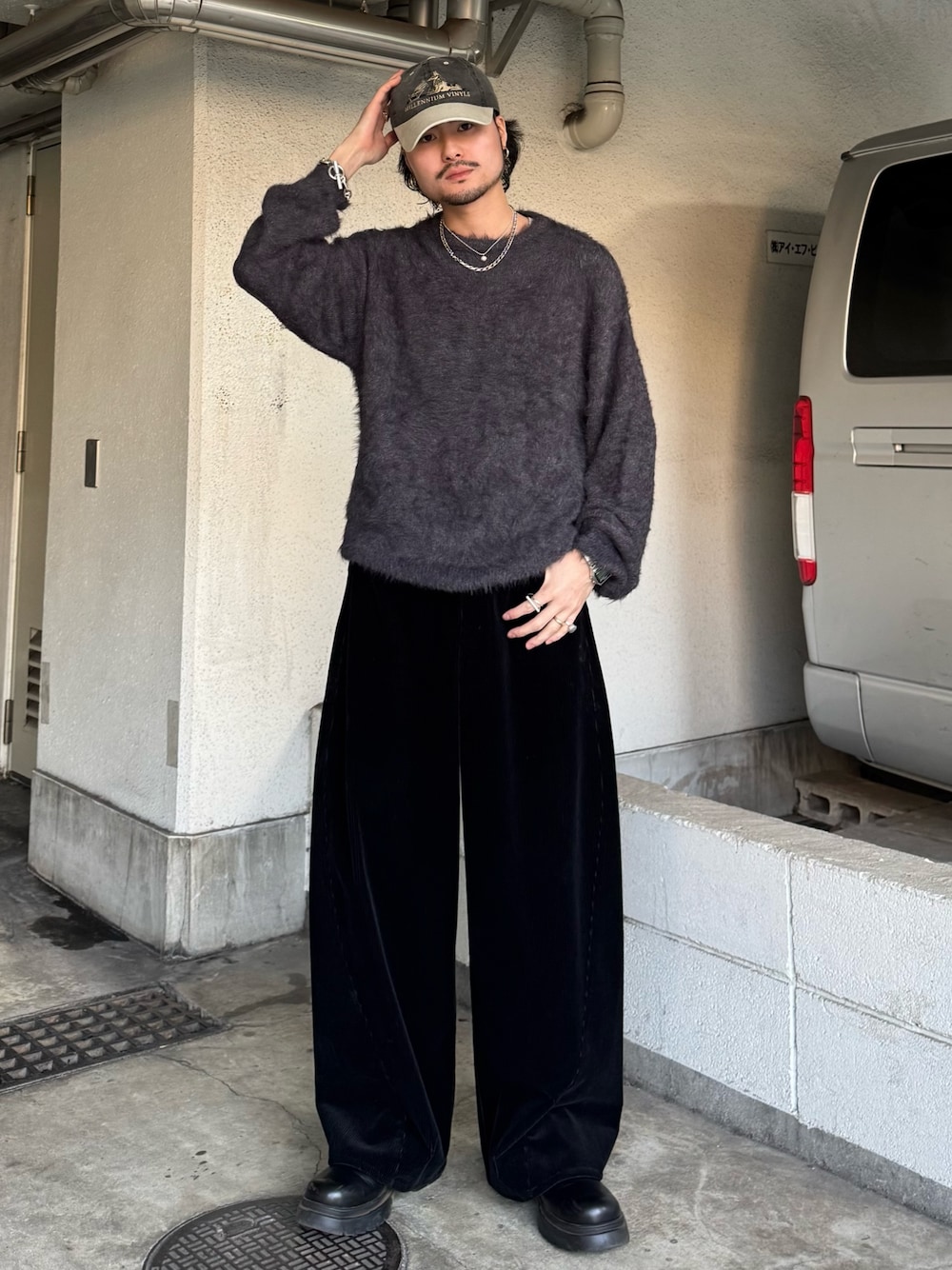 グレー系のニット/セーター、ブラック系のブーツを着用したメンズの冬コーディネートの1枚目の写真