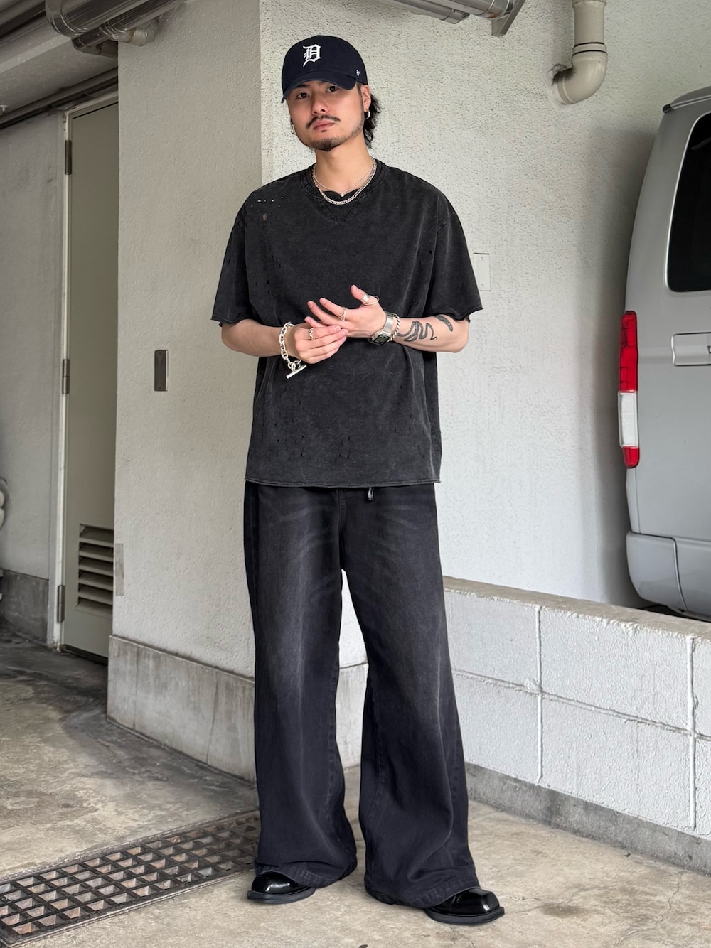 グレー系のTシャツ/カットソー、ブラック系のデニムパンツを着用したメンズの夏コーディネートの1枚目の写真