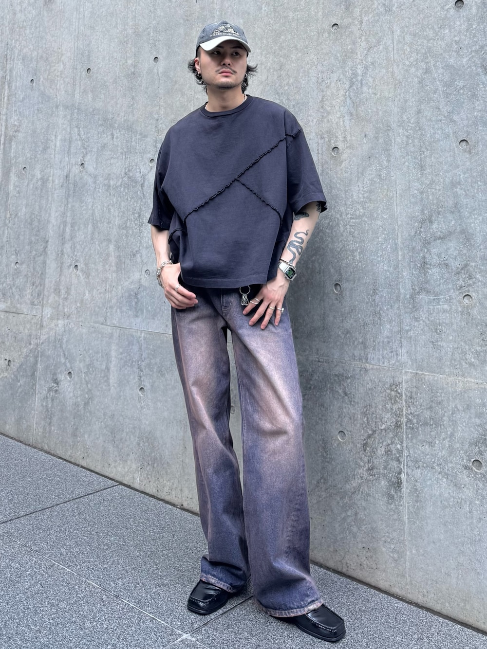 グレー系のTシャツ/カットソー、ブルー系のデニムパンツを着用したメンズの夏コーディネートの1枚目の写真
