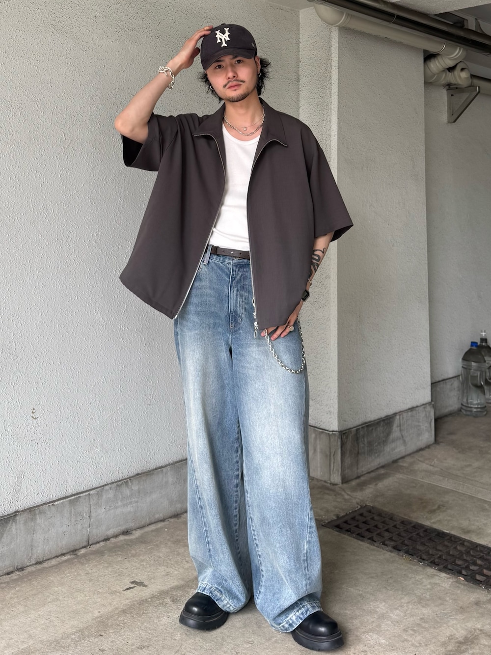 グレー系のシャツ/ブラウス、ブルー系のデニムパンツ、シルバー系のウォレットチェーンを着用したメンズの春コーディネートの1枚目の写真