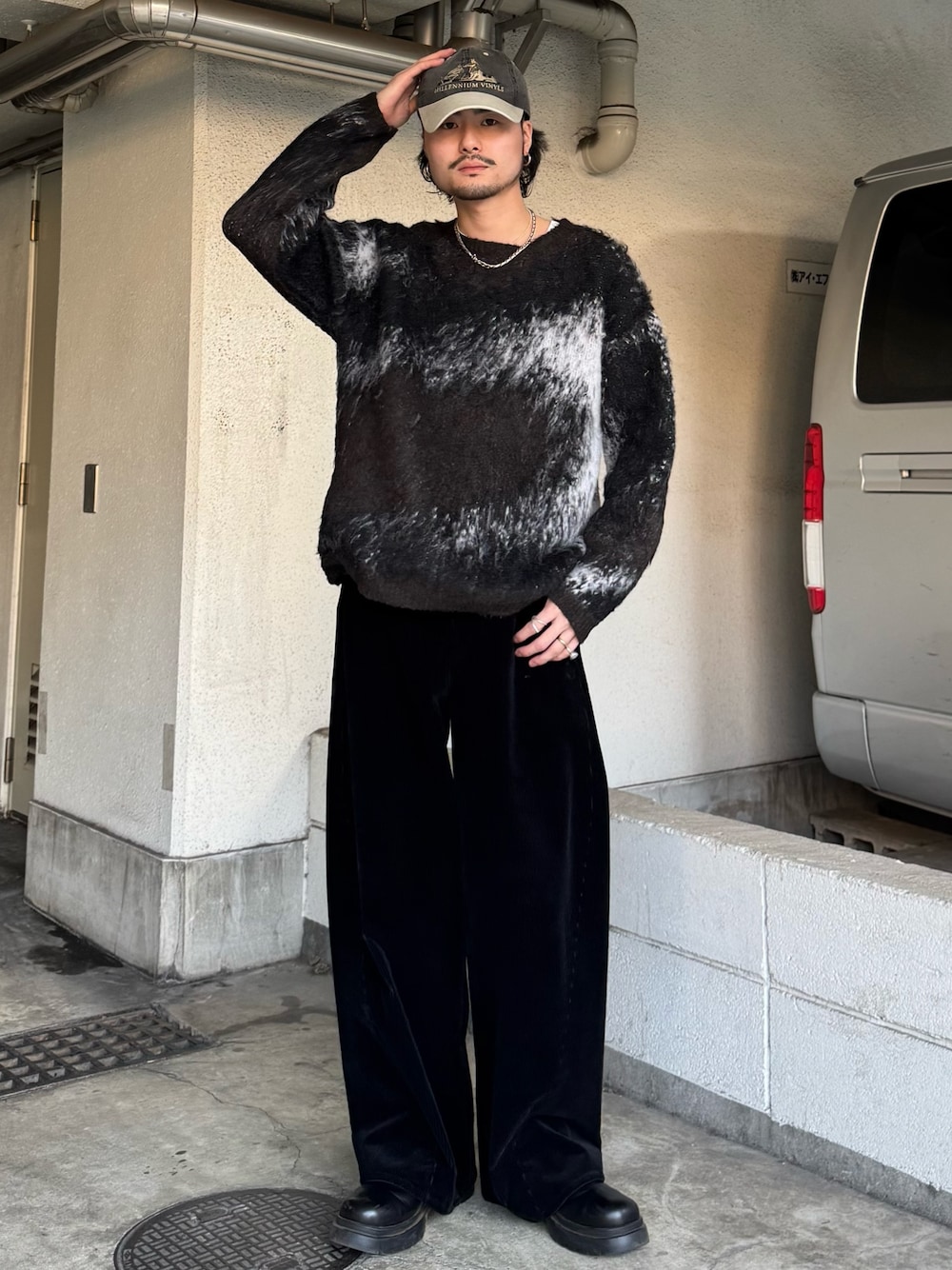 ブラック系のニット/セーター、ブラック系のブーツ、ブラック系のその他パンツを着用したメンズの秋コーディネートの1枚目の写真