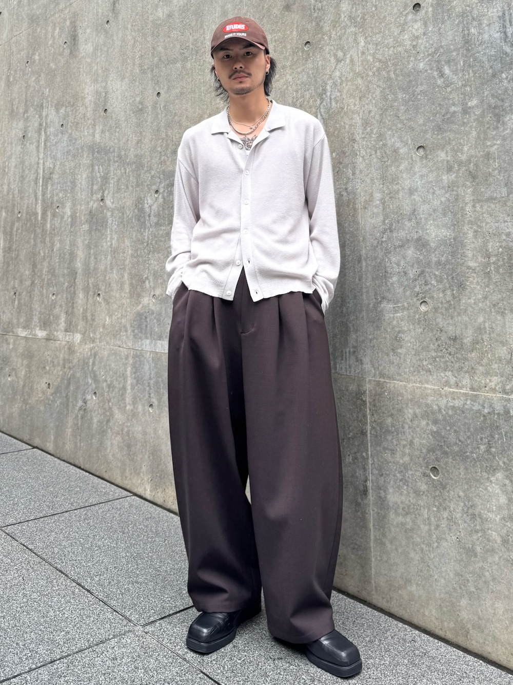 グレー系のシャツ/ブラウス、ブラウン系のスラックス、ブラック系のローファーを着用したメンズの秋コーディネートの1枚目の写真