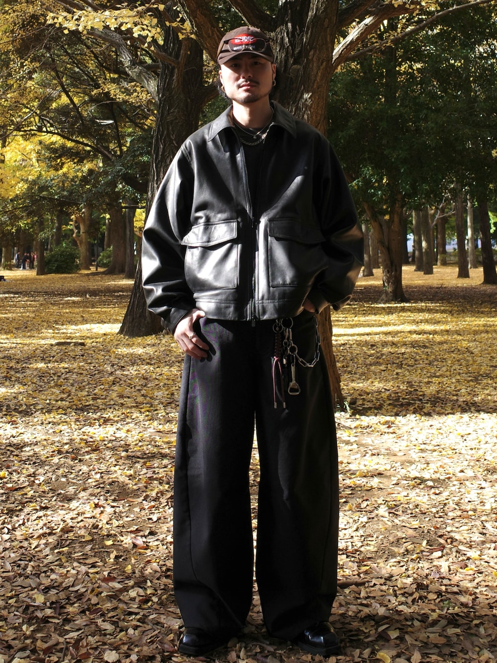 ブラック系のブルゾン、ブラック系のスラックスを着用したメンズの冬コーディネートの1枚目の写真